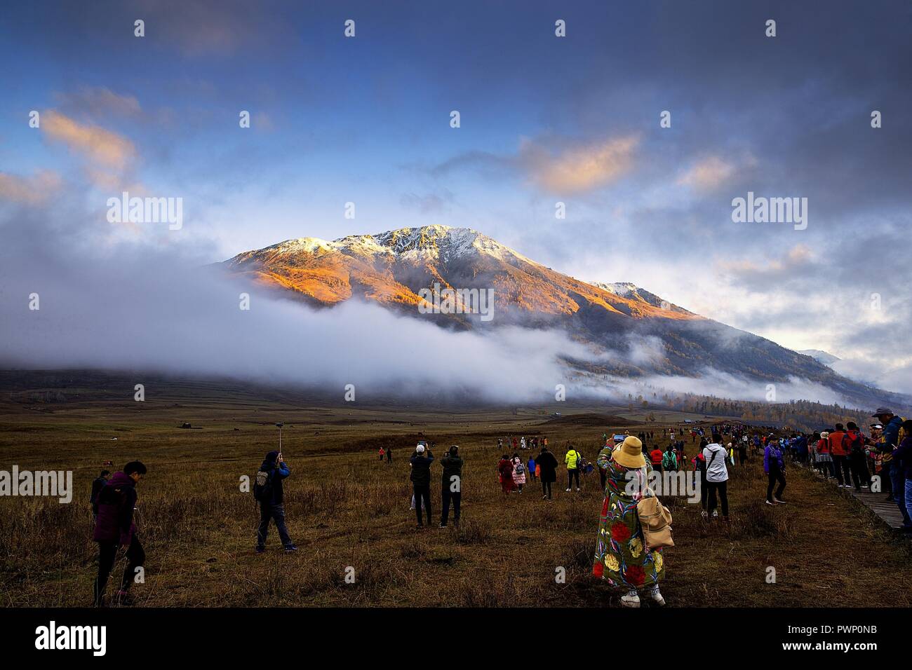 Xinjiang, Xinjiang, Cina. Xvii oct, 2018. Xinjiang, Cina-l'Hemu Village è ribattezzato come "il paradiso nascosto'due per il suo pittoresco paesaggio. Il Hemu Village, situato nel nordovest della Cina di Xinjiang Uygur Regione autonoma, attira molti turisti ogni anno. Credito: SIPA Asia/ZUMA filo/Alamy Live News Foto Stock