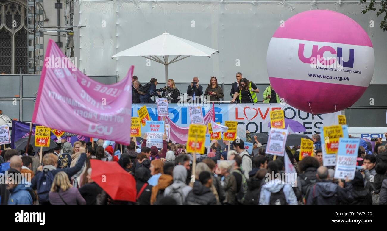 Londra, Inghilterra, 17 ottobre, 2018. Amare i nostri collegi campagna marzo,rally e lobby per il finanziamento di Fe in piazza del Parlamento, Londra. Il rally è stato un appello al governo a sostegno di investimenti supplementari in collegi a seguito dei tagli ai finanziamenti che hanno avuto luogo dal 2009. Il rally è stato frequentato e supportato da un certo numero di scuole e studenti. Credit:Richard Hancox/Alamy Live News. Foto Stock