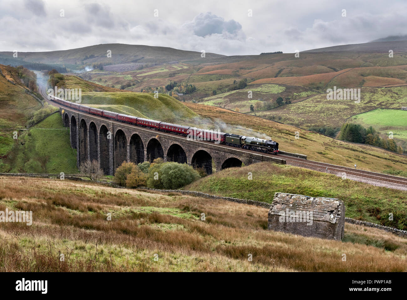 Dentdale, Cumbria, Regno Unito. Xvii oct, 2018. Il vapore speciale "La Pendle Dalesman' attraversa Arten Gill viadotto in remote Dentdale, nel Yorkshire Dales National Park. Il treno speciale è trainato da n. 35018 "India britannica Line", una locomotiva a vapore per costruire la Ferrovia Meridionale nel 1945. L'escursione ha cominciato a Bangor ma la sezione a vapore del viaggio era sulla famosa linea Settle-Carlisle da Hellifield, vicino a Skipton, Carlilse e ritorno. Credito: John Bentley/Alamy Live News Foto Stock