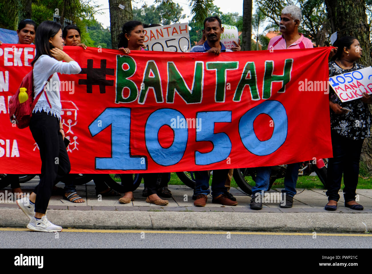 Protester visto tenendo un banner in #Bantah1050 rally per protestare contro il salario minimo del lavoratore malese a Merbok campo. Centinaia di studenti malesi e lavoratori hanno marciato insieme per sostenere il #Bantah1050 rally per protestare contro il lavoratore malese salario minimo e la domanda per aumentare il salario minimo a RM 1800. Il nuovo governo della Malesia ha annunciato il salario minimo sollevare fino a RM 1050 e saranno effettivamente il 1 Gennaio 2019 compresi Sabah e Sarawak. #Bantah1050 rally era stata organizzata dalla malese Trades Union Congress (MTUC) e supportato da 30 non disciplinano Foto Stock