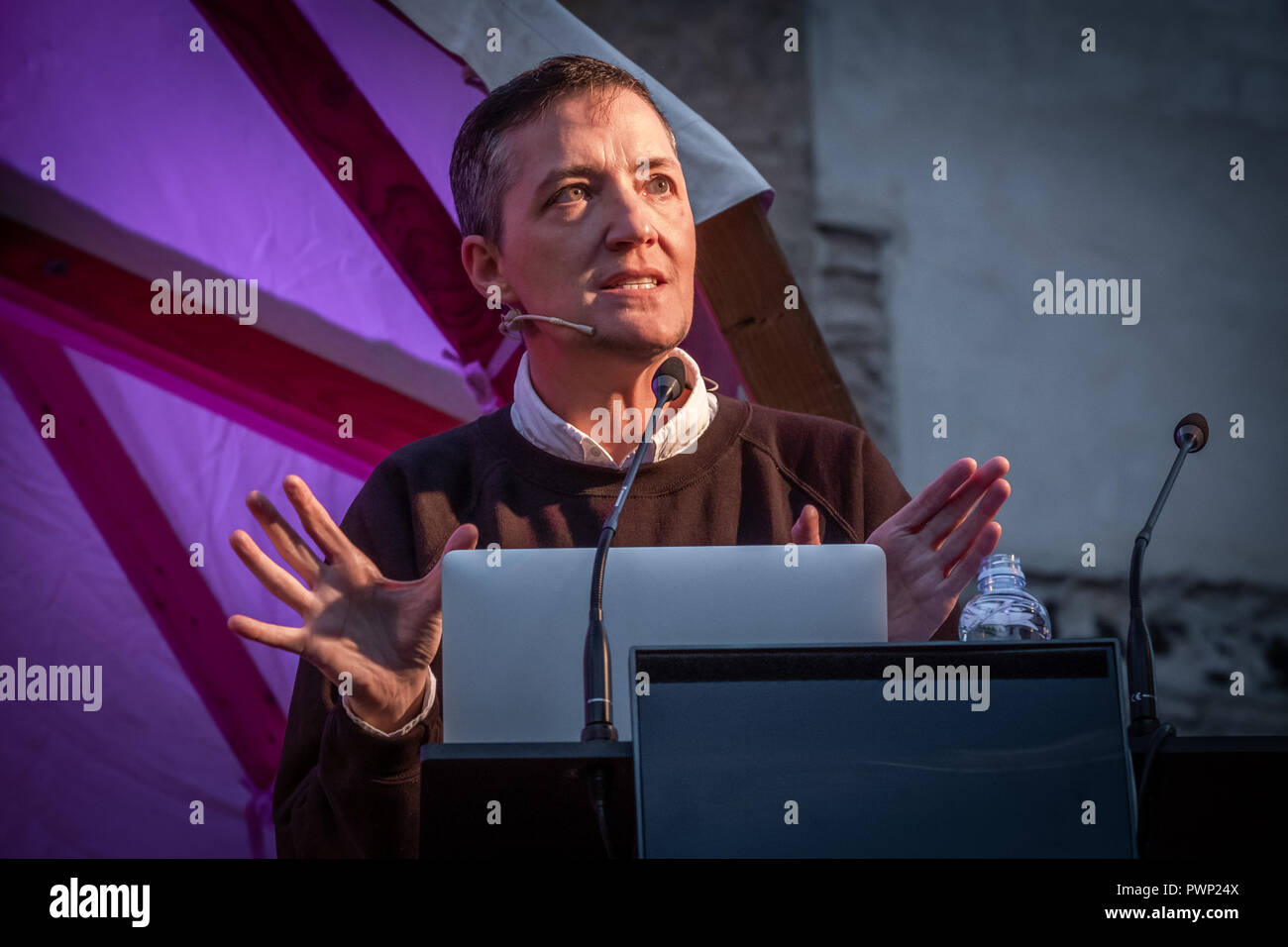 Il filosofo e femminista Paul B. Preciado, nato Beatriz visto durante il suo discorso alla Biennale di Barcellona di pensiero. Organizzata dal Comune di Barcellona, la biennale del pensiero è la presenza di specialisti internazionali di cultura, filosofia e pensato con dibattiti sul significato attuale della città. Foto Stock