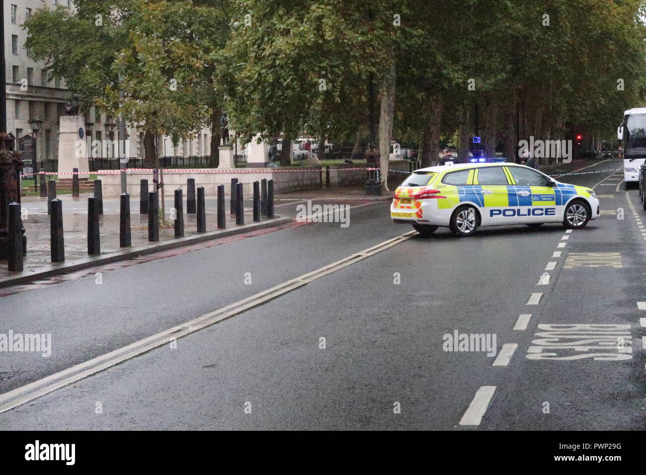 Londra, Regno Unito. Xvii oct, 2018. La polizia vicino Victoria Embankment vicino al Parlamento di trattare con il pacchetto sospetto nei giardini di Whitehall, dietro il Ministero della Difesa e costruzione adiacente a New Scotland Yard Credit: Brian Duffy/Alamy Live News Foto Stock