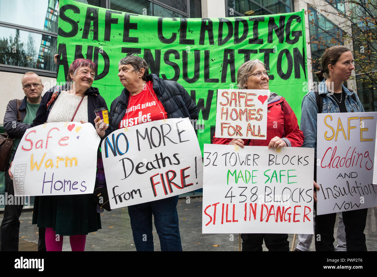 Londra, Regno Unito. 17 ottobre, 2018. Blocco a torre di residenti e sostenitori della campagna di grassroots gruppo povertà carburante protesta di azione al di fuori del Ministero delle abitazioni, comunità e governo locale per richiedere azioni urgenti e di finanziamenti per la salvaguardia a torre residenti sia dal fuoco e dal freddo. Una lettera firmata da 140 firmatari compresi i parlamentari, consiglieri, i corpi sindacali e i gruppi di campagna focalizzata sulla scatola, della povertà, della discriminazione, della salute, dell'energia e il clima è anche stato presentato. Credito: Mark Kerrison/Alamy Live News Foto Stock