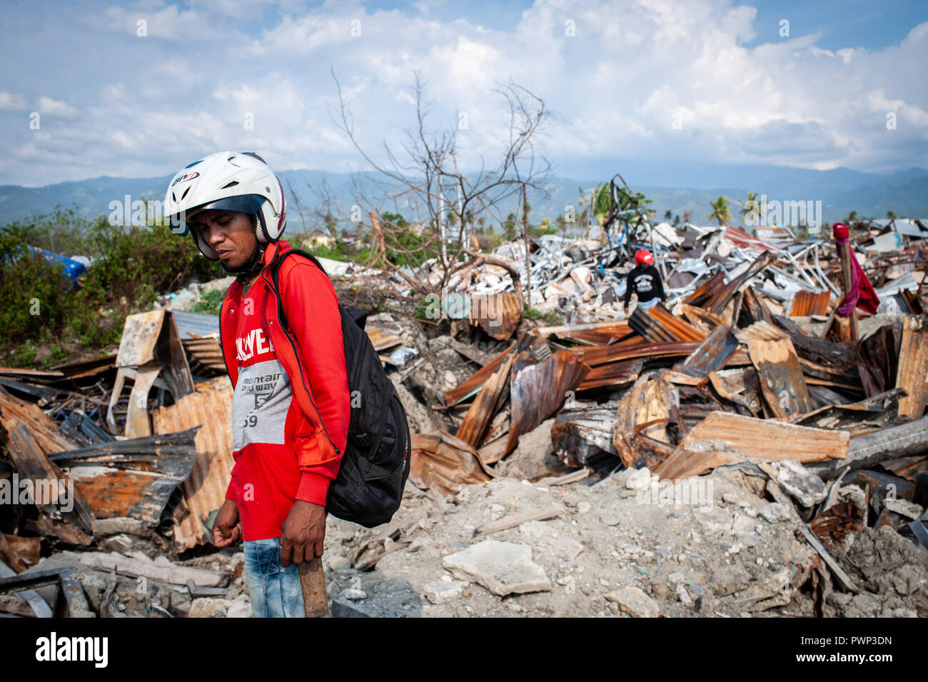 Sigi, Indonesia. Xvii oct, 2018. I residenti sono veduto camminare sulle rovine di un edificio che è stato distrutto dal terremoto. Un mortale terremoto di magnitudo 7.5 grandezza e l'onda di maremoto ha causato da essa ha distrutto la città di Palu e gran parte dell'area di Sulawesi centrale. Secondo i funzionari, morte pedaggio dal devastante terremoto e tsunami sorge a 2088, circa 5000 persone negli ospedali sono gravemente feriti e circa 62.000 persone sono state sfollate. Credito: SOPA Immagini limitata/Alamy Live News Foto Stock