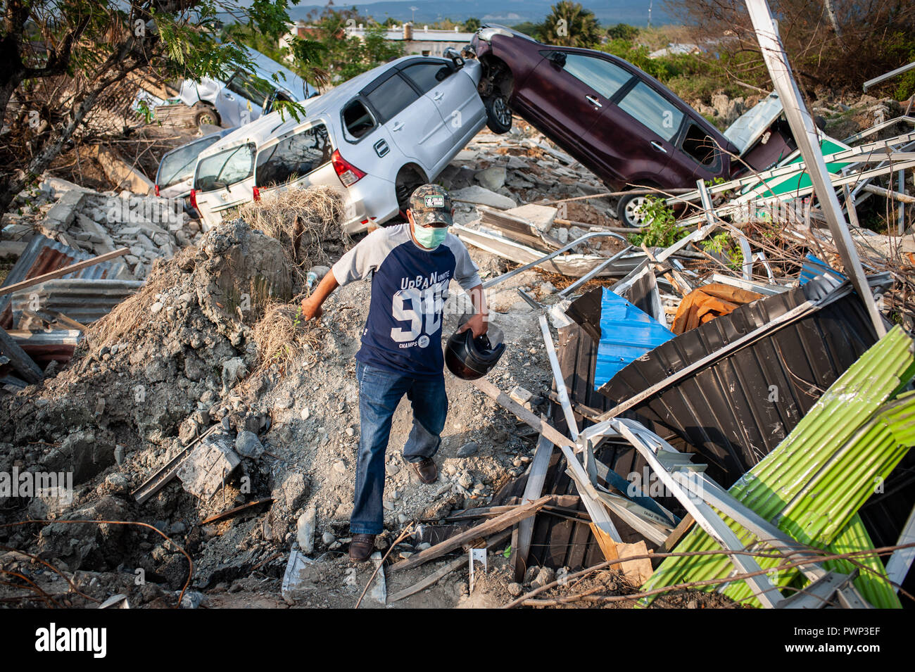 Sigi, Indonesia. Xvii oct, 2018. Un uomo è visto camminare intorno all'edificio danneggiato dopo il terremoto. Un mortale terremoto di magnitudo 7.5 grandezza e l'onda di maremoto ha causato da essa ha distrutto la città di Palu e gran parte dell'area di Sulawesi centrale. Secondo i funzionari, morte pedaggio dal devastante terremoto e tsunami sorge a 2088, circa 5000 persone negli ospedali sono gravemente feriti e circa 62.000 persone sono state sfollate. Credito: SOPA Immagini limitata/Alamy Live News Foto Stock