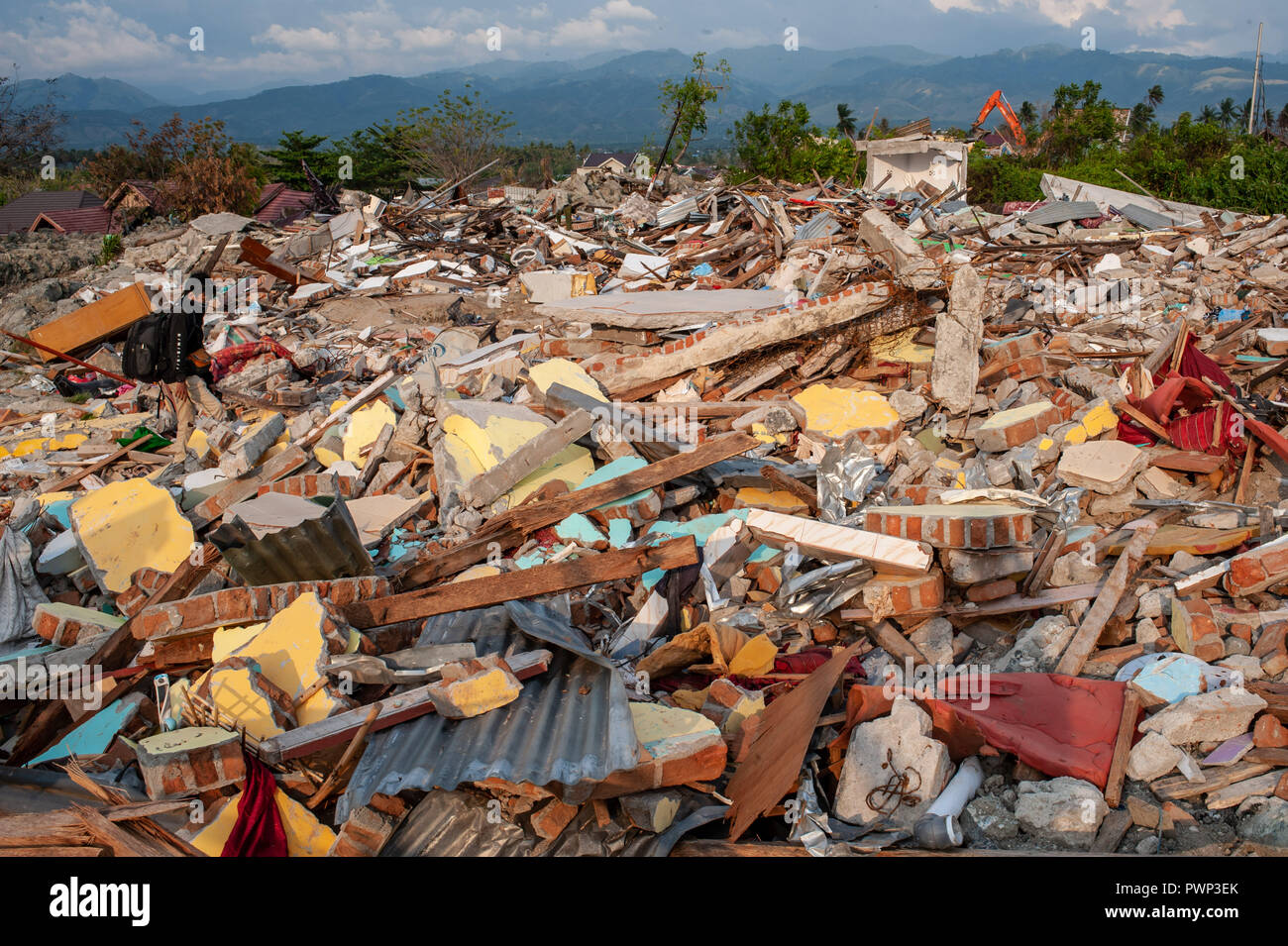 Sigi, Indonesia. Xvii oct, 2018. Gli edifici danneggiati sono visibili nel villaggio Petobo area dopo il terremoto. Un mortale terremoto di magnitudo 7.5 grandezza e l'onda di maremoto ha causato da essa ha distrutto la città di Palu e gran parte dell'area di Sulawesi centrale. Secondo i funzionari, morte pedaggio dal devastante terremoto e tsunami sorge a 2088, circa 5000 persone negli ospedali sono gravemente feriti e circa 62.000 persone sono state sfollate. Credito: SOPA Immagini limitata/Alamy Live News Foto Stock
