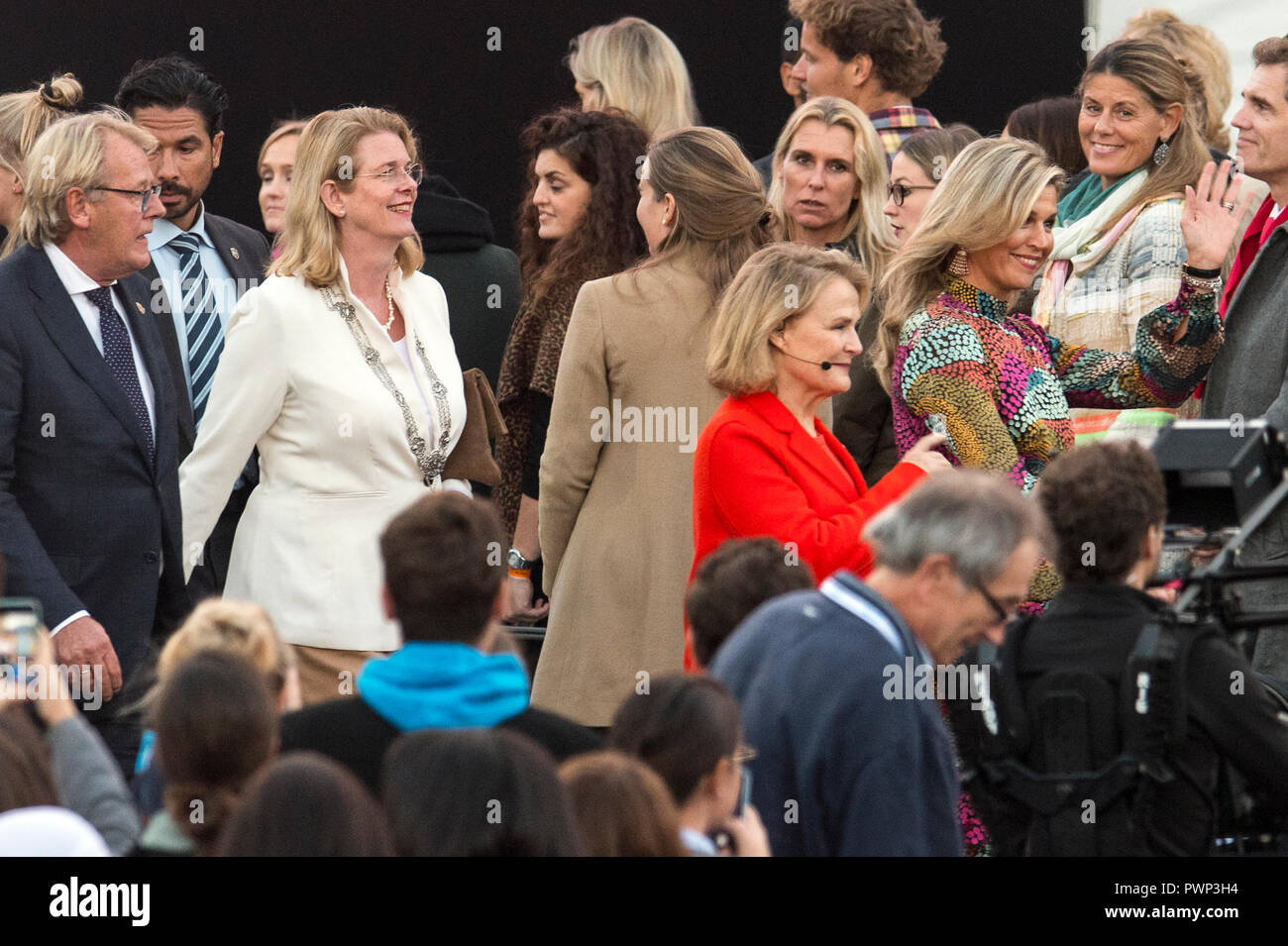 L'Aia, Paesi Bassi. Xvii oct, 2018. La Maestà la Regina Máxima nell'apertura un giovane vertice mondiale nel Palazzo della Pace "Vredespaleis" in presenza di 1.800 giovani leader politici di tutto il mondo. In aggiunta vi saranno oratori come sindaco Krikke e sir Bob Geldof come pure una giovane mondo consiglieri. Gli ospiti saranno trattati per una spettacolare apertura con il Palazzo della Pace come sfondo. Credito: Gonçalo Silva/Alamy Live News Foto Stock