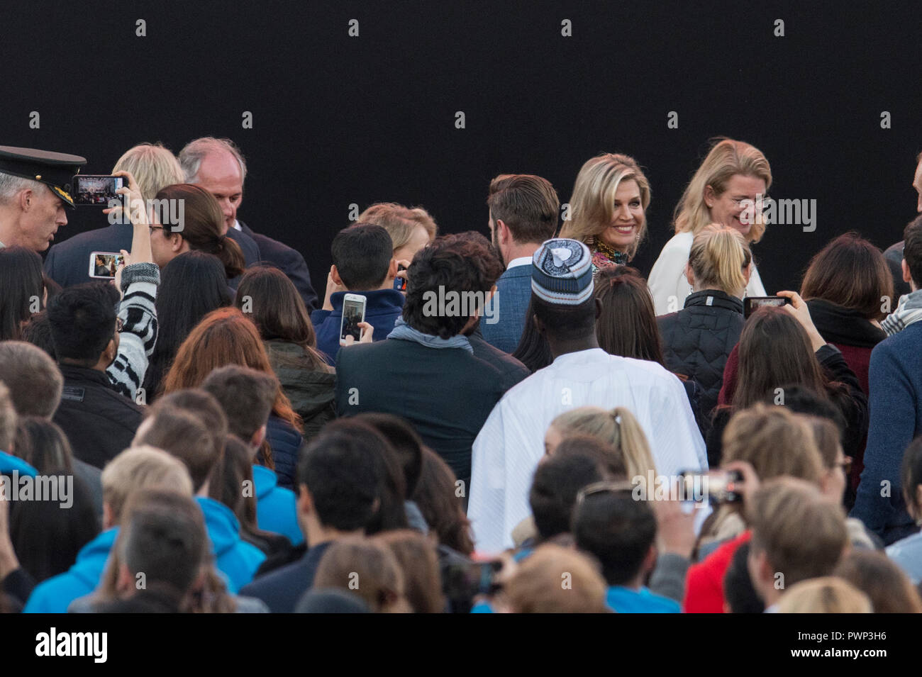 L'Aia, Paesi Bassi. Xvii oct, 2018. La Maestà la Regina Máxima nell'apertura un giovane vertice mondiale nel Palazzo della Pace "Vredespaleis" in presenza di 1.800 giovani leader politici di tutto il mondo. In aggiunta vi saranno oratori come sindaco Krikke e sir Bob Geldof come pure una giovane mondo consiglieri. Gli ospiti saranno trattati per una spettacolare apertura con il Palazzo della Pace come sfondo. Credito: Gonçalo Silva/Alamy Live News Foto Stock