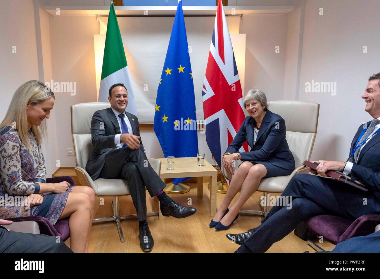 Bruxelles, Belgio. Xvii oct, 2018. Foto della riunione bilaterale tra il Taoiseach, Leo Varadkar TD e Gran Bretagna il Primo ministro, Theresa Maggio MP a Bruxelles, mercoledì 17 ottobre, 2019. Le aspettative di una rivoluzione sono basse, con i colloqui in stallo oltre frontiera irlandese problema.i leader dell' Unione europea affermano che è fino al primo ministro britannico a venire con idee fresche per risolverlo. Onorevole Maggio è bloccata per il piano ha già stabiliti - ma vi è la speculazione post-Brexit periodo di transizione potrebbe essere estesa. Credito: Irish occhio/Alamy Live News Foto Stock