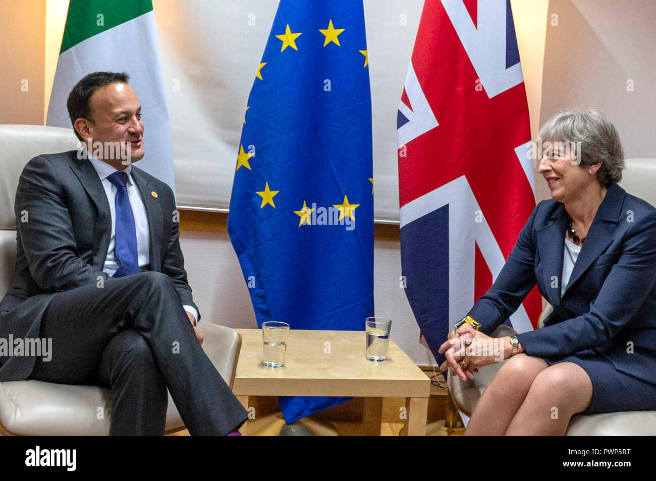 Bruxelles, Belgio. Xvii oct, 2018. Foto della riunione bilaterale tra il Taoiseach, Leo Varadkar TD e Gran Bretagna il Primo ministro, Theresa Maggio MP a Bruxelles, mercoledì 17 ottobre, 2019. Le aspettative di una rivoluzione sono basse, con i colloqui in stallo oltre frontiera irlandese problema.i leader dell' Unione europea affermano che è fino al primo ministro britannico a venire con idee fresche per risolverlo. Onorevole Maggio è bloccata per il piano ha già stabiliti - ma vi è la speculazione post-Brexit periodo di transizione potrebbe essere estesa. Credito: Irish occhio/Alamy Live News Foto Stock