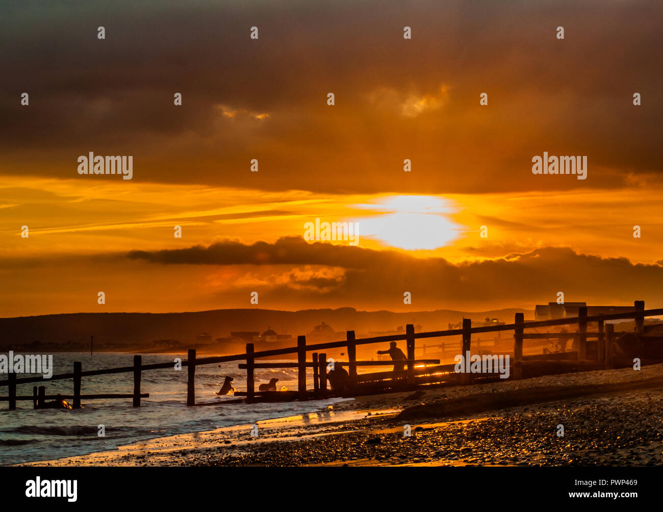 Cooden Beach, Bexhill, East Sussex, Regno Unito..17 ottobre 2018..Divertimento oltre i groynes come il sole tramonta.. Foto Stock