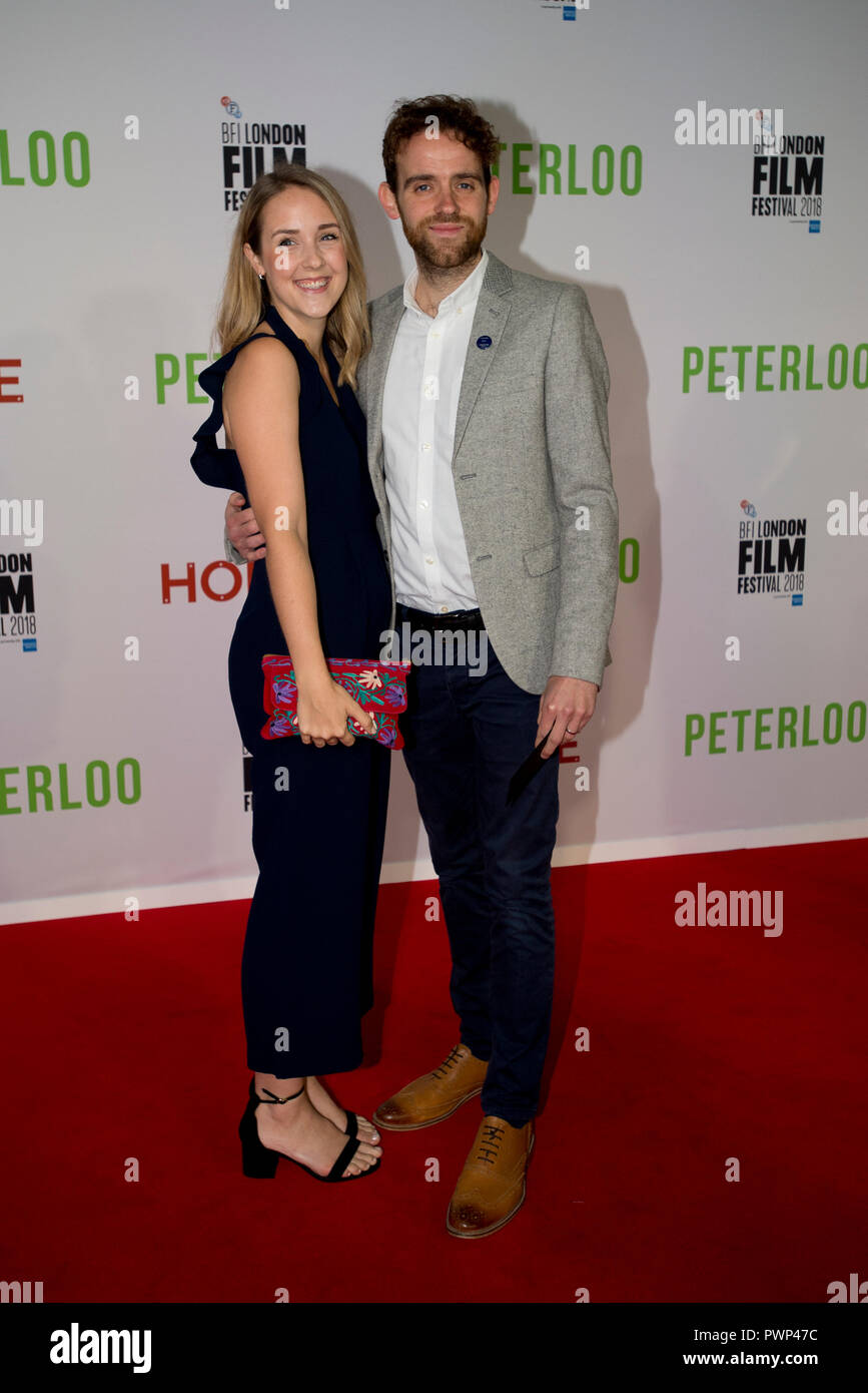 Manchester, Regno Unito. Il 17 ottobre 2018. Attore Tom Meredith (destra) che gioca il carattere Robert arriva al BFI London Film Festival premiere di Peterloo, presso il complesso di casa in Manchester. Credito: Russell Hart/Alamy Live News Foto Stock