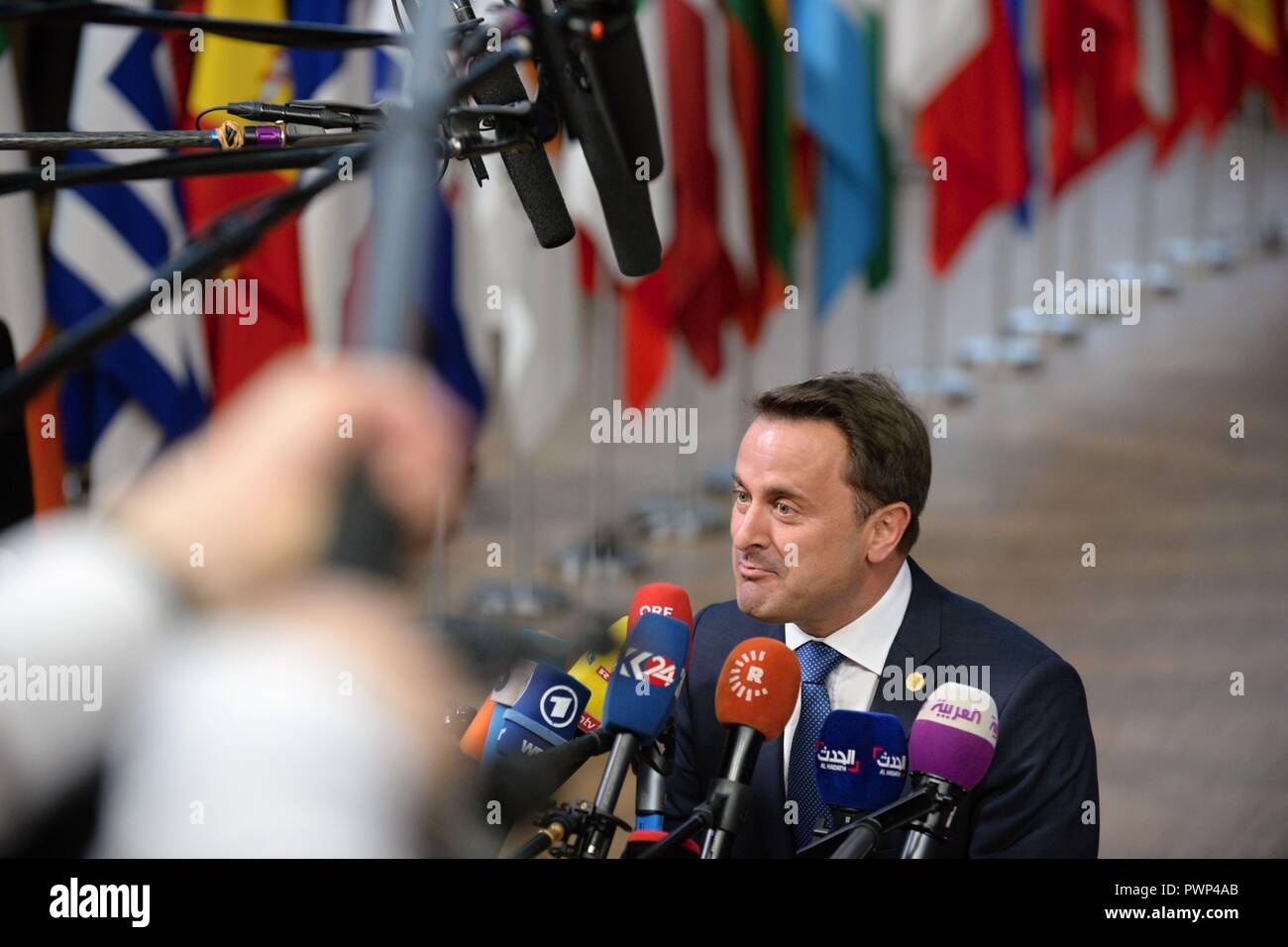 Bruxelles, Belgio. Xvii oct, 2018. Primo ministro del Lussemburgo Xavier Bettel parla ai giornalisti come egli arriva al vertice Ue di Bruxelles oggi, mercoledì 17 ottobre, 2018. Il vertice è principalmente per trattare con lo stato attuale dei negoziati Brexit. Credito: Jakub Dospiva/CTK foto/Alamy Live News Foto Stock