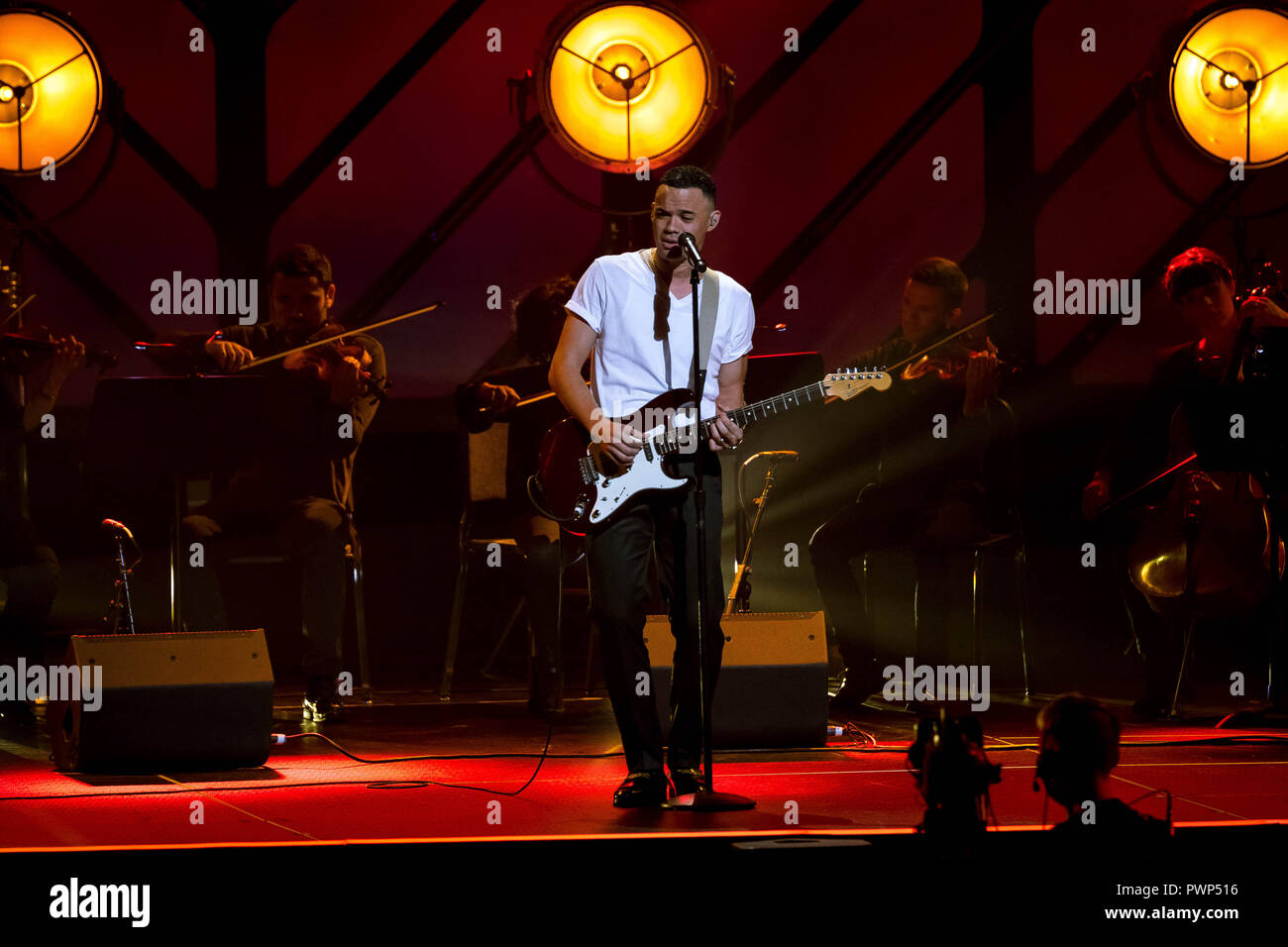 Nashville, Tennessee, Stati Uniti d'America. Xvi oct, 2018. Tauren pozzetti effettuando al quarantanovesimo GMA Colomba Awards tenutosi a Lipscomb University di Allen Arena di Nashville. Credito: Jason Walle/ZUMA filo/Alamy Live News Foto Stock