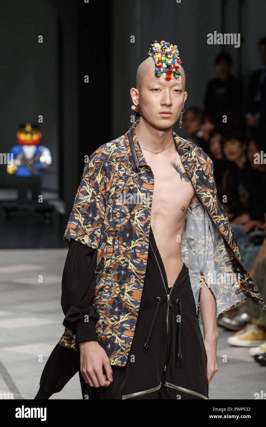 Tokyo, Giappone. Xvii oct, 2018. Un modello che indossa il marchio di moda ACUOD da CHANU passeggiate lungo la passerella durante l'Amazzonia Fashion Week Tokyo 2019 S/S la raccolta in colline di Omotesando a Tokyo. L'Amazzonia Fashion Week Tokyo 2019 collezione Primavera/Estate corre dal 15 Ottobre al 21. Credito: Rodrigo Reyes Marin/ZUMA filo/Alamy Live News Foto Stock