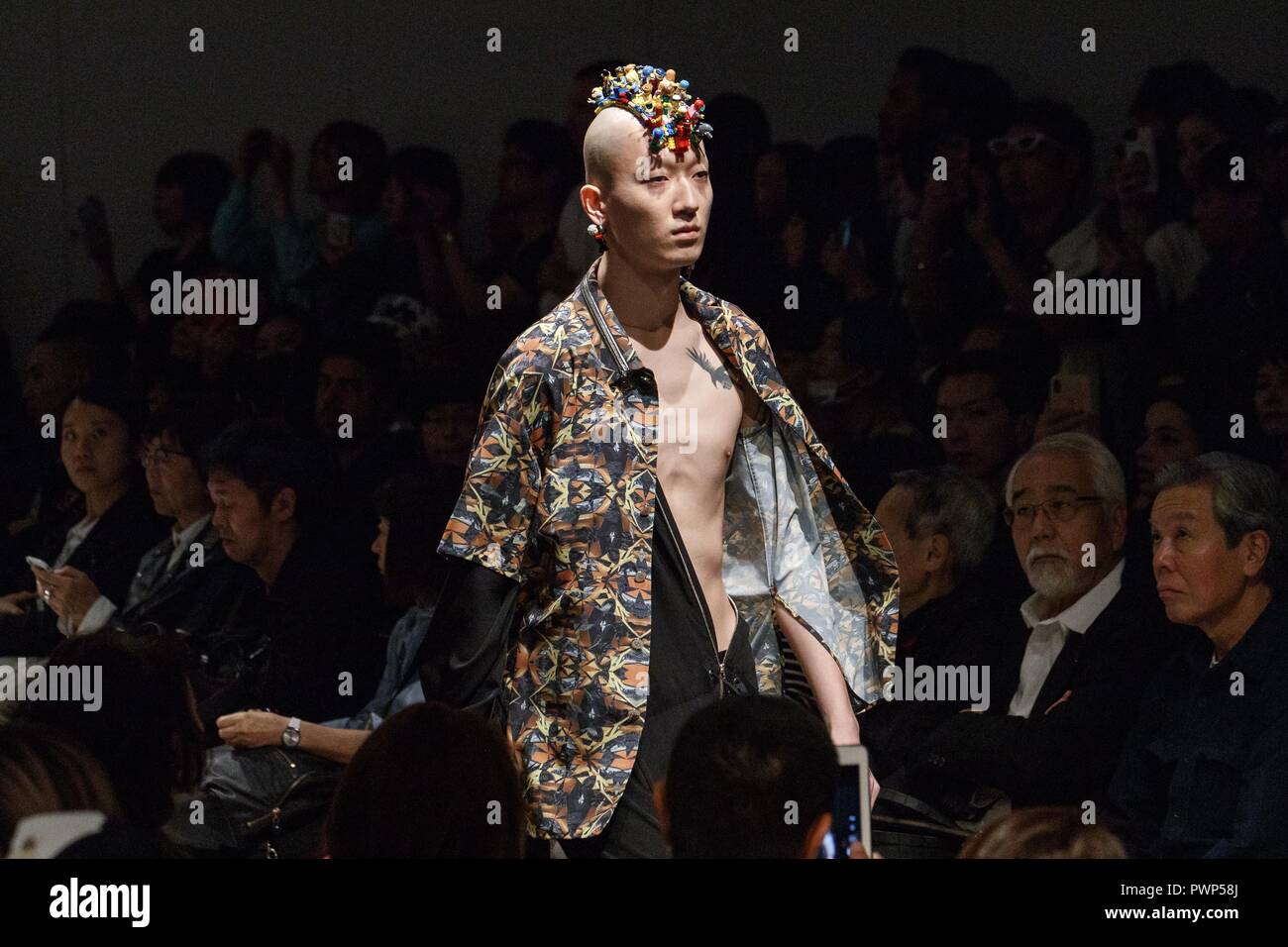 Tokyo, Giappone. Xvii oct, 2018. Un modello che indossa il marchio di moda ACUOD da CHANU passeggiate lungo la passerella durante l'Amazzonia Fashion Week Tokyo 2019 S/S la raccolta in colline di Omotesando a Tokyo. L'Amazzonia Fashion Week Tokyo 2019 collezione Primavera/Estate corre dal 15 Ottobre al 21. Credito: Rodrigo Reyes Marin/ZUMA filo/Alamy Live News Foto Stock