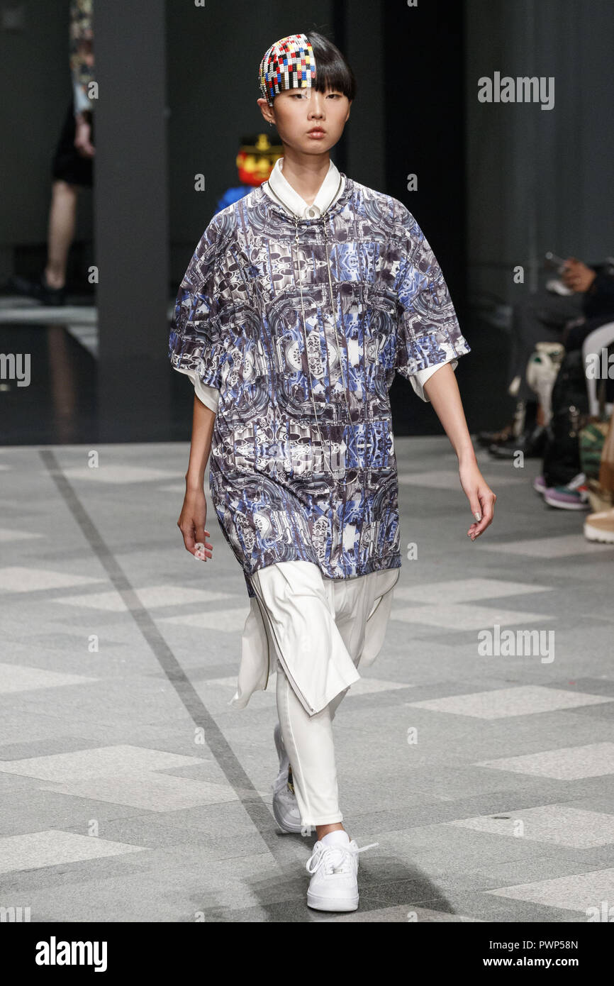 Tokyo, Giappone. Xvii oct, 2018. Un modello che indossa il marchio di moda ACUOD da CHANU passeggiate lungo la passerella durante l'Amazzonia Fashion Week Tokyo 2019 S/S la raccolta in colline di Omotesando a Tokyo. L'Amazzonia Fashion Week Tokyo 2019 collezione Primavera/Estate corre dal 15 Ottobre al 21. Credito: Rodrigo Reyes Marin/ZUMA filo/Alamy Live News Foto Stock