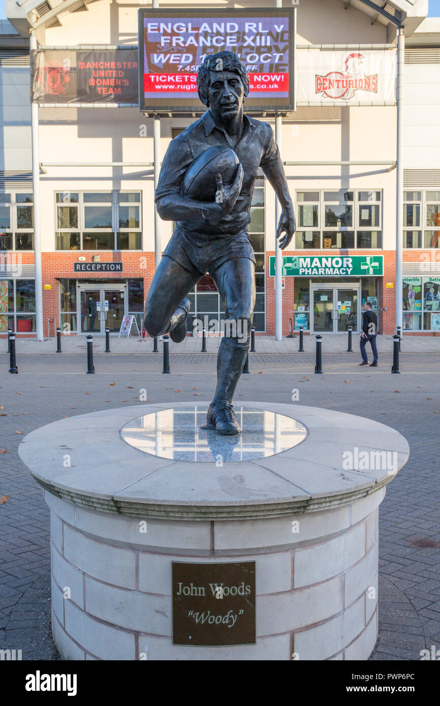 Leigh, Regno Unito. 17 ottobre 2018 , Leigh Sports Village, Leigh, Inghilterra; Rugby League International, Inghilterra v Francia ; Giovanni Bosco statua commemorativa al di fuori di Leigh Sports Village Credit: Mark Cosgrove/News immagini Credito: News immagini /Alamy Live News Foto Stock