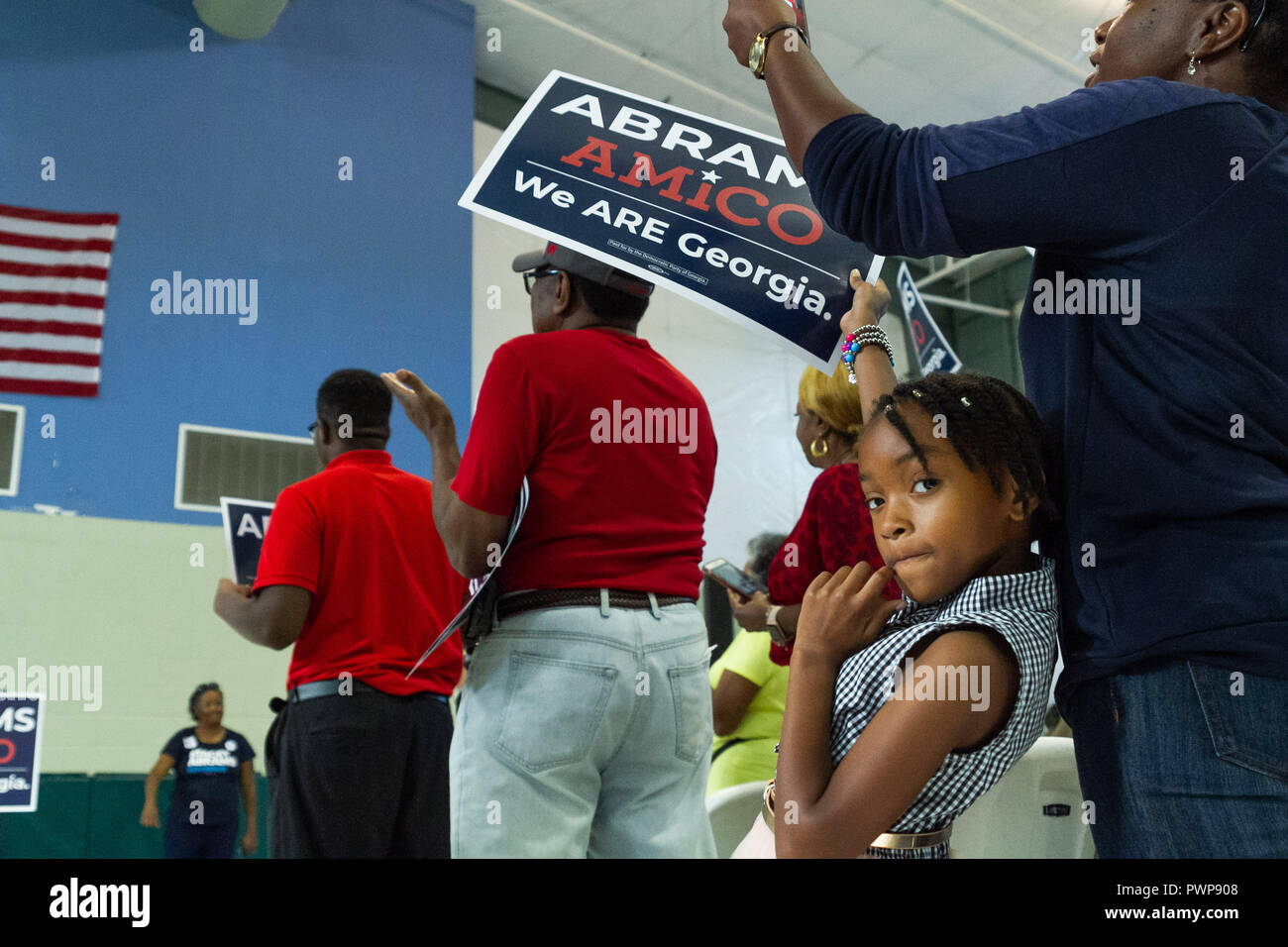 Thompson, Georgia, Stati Uniti d'America. 17 ott 2018. Stacey Abrams bus tour attraverso la Georgia rurale arrestato in Grovetown su Ottobre 17th. Abrams è in viaggio lo stato incoraggiando la gente a votare presto. Credito: Cindy marrone/Alamy Live News Foto Stock