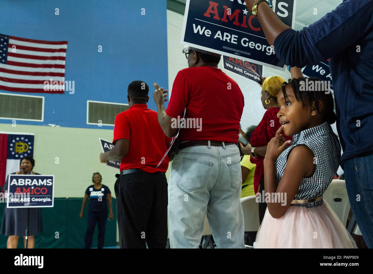 Thompson, Georgia, Stati Uniti d'America. 17 ott 2018. Stacey Abrams bus tour attraverso la Georgia rurale arrestato in Grovetown su Ottobre 17th. Abrams è in viaggio lo stato incoraggiando la gente a votare presto. Credito: Cindy marrone/Alamy Live News Foto Stock