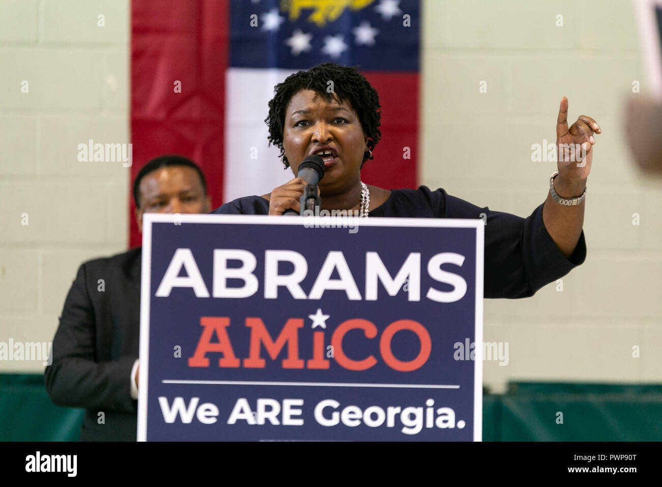 Thompson, Georgia, Stati Uniti d'America. 17 ott 2018. Stacey Abrams bus tour attraverso la Georgia rurale arrestato in Grovetown su Ottobre 17th. Abrams è in viaggio lo stato incoraggiando la gente a votare presto. Credito: Cindy marrone/Alamy Live News Foto Stock