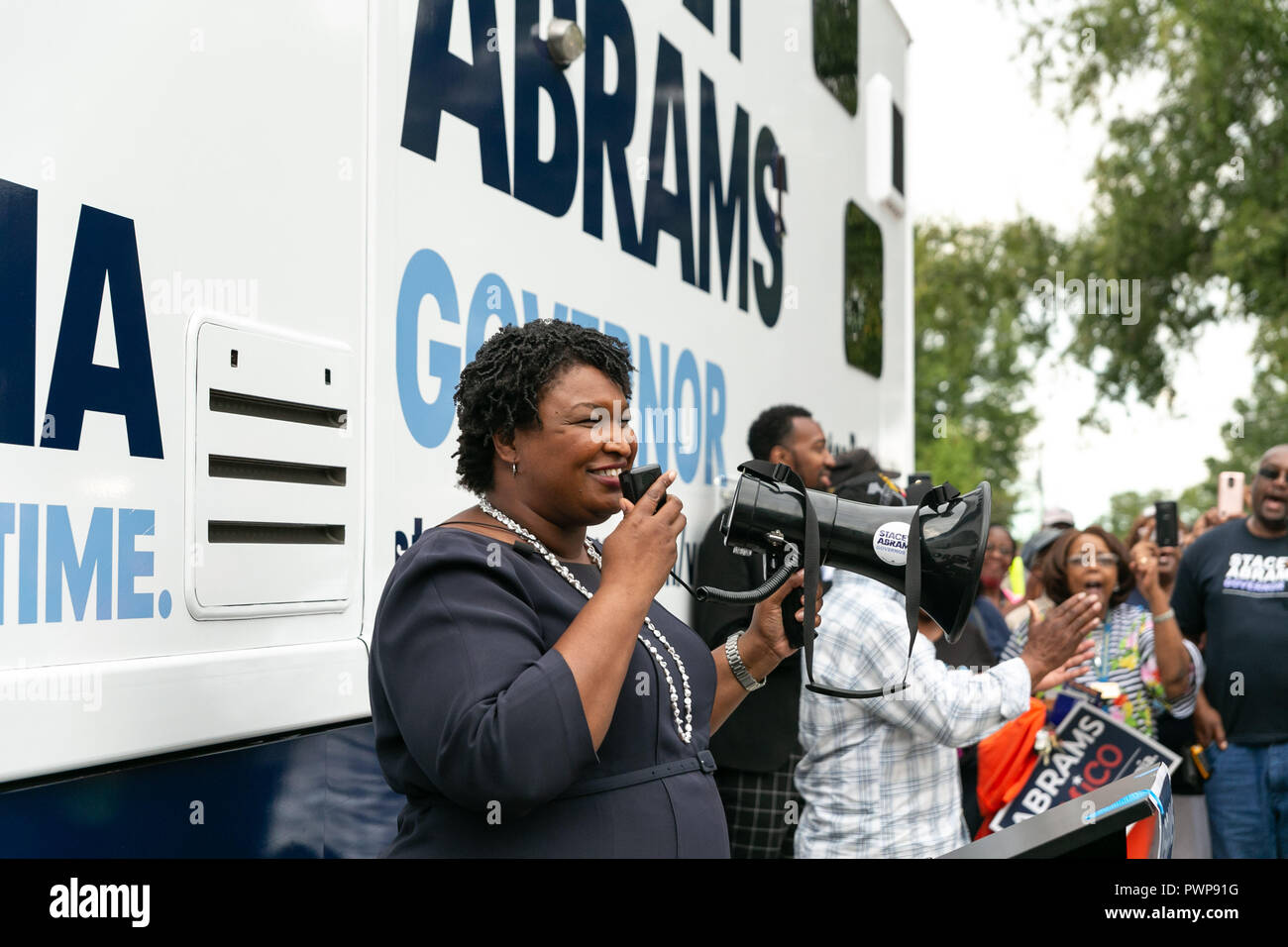 Thompson, Georgia, Stati Uniti d'America. 17 ott 2018. Stacey Abrams, candidato per il Governatore della Georgia, visite gli elettori di Thompson, Georgia il 17 ottobre 2018, come parte del suo voto Inizio Bus Tour. Credito: Cindy marrone/Alamy Live News Foto Stock