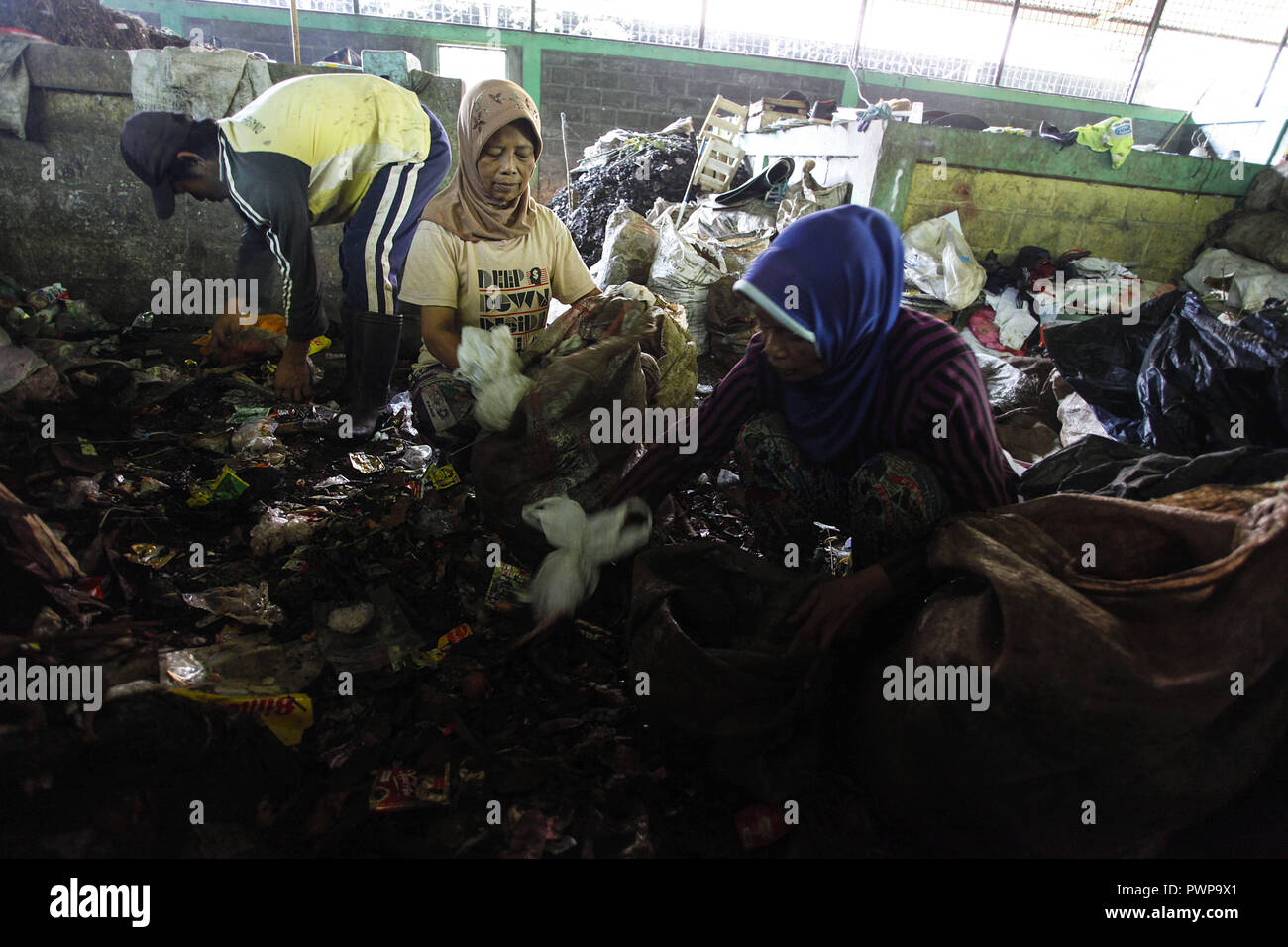 Bogor, West Java, Indonesia. Xviii oct, 2018. Lavoratori sorta rifiuti raccolti presso le famiglie e i mercati tradizionali. I rifiuti banca gestisce su base comunitaria rifiuti dal trattamento dei rifiuti come una risorsa che è ecologico, educative e valori economici ??in modo che diventi un progetto pilota per la 3R gestione dei rifiuti Credito: Adriana Adinandra SOPA/images/ZUMA filo/Alamy Live News Foto Stock