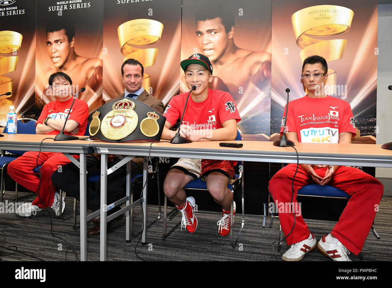 Kanagawa, Giappone. Il 7 ottobre, 2018. (L-R) Hideyuki Ohashi, Kalle Sauerland, Naoya Inoue (JPN), Shingo Inoue Boxe : Naoya Inoue del Giappone partecipa a una conferenza stampa dopo la WBA Peso gallo titolo bout, quarti di finale della World Boxing Super Serie - Peso gallo torneo, a Yokohama Arena di Kanagawa, Giappone . Credito: Hiroaki Yamaguchi/AFLO/Alamy Live News Foto Stock