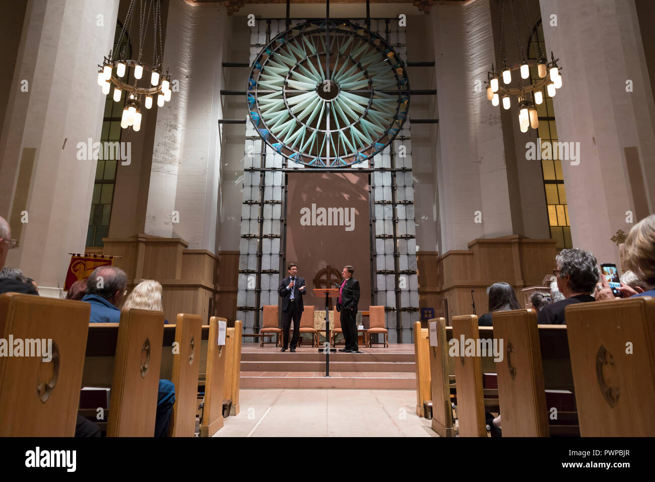 Seattle, Washington DC, Stati Uniti d'America. 17 ott 2018. Il Procuratore Generale Bob Ferguson (l) e il diritto Rev. Greg Rickel parlare a San Marco Cattedrale Episcopale durante una discussione sullo stato attuale di immigrazione. Rickel è il Vescovo della diocesi episcopale di Olympia. "Riforma dell immigrazione in stato di Washington" è stata ospitata da San Marco cattedrale vescovile e comprendeva un pannello con i rappresentanti di Casa Latina, El Centro de la Raza e la chiesa del Consiglio Superiore di Seattle. Credito: Paolo Christian Gordon/Alamy Live News Foto Stock