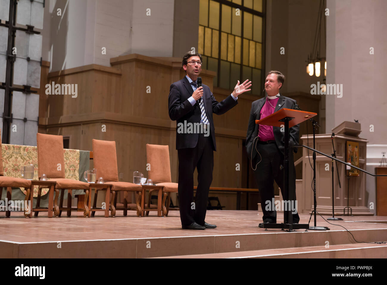 Seattle, Washington DC, Stati Uniti d'America. 17 ott 2018. Il Procuratore Generale Bob Ferguson (l) e il diritto Rev. Greg Rickel parlare a San Marco Cattedrale Episcopale durante una discussione sullo stato attuale di immigrazione. Rickel è il Vescovo della diocesi episcopale di Olympia. "Riforma dell immigrazione in stato di Washington" è stata ospitata da San Marco cattedrale vescovile e comprendeva un pannello con i rappresentanti di Casa Latina, El Centro de la Raza e la chiesa del Consiglio Superiore di Seattle. Credito: Paolo Christian Gordon/Alamy Live News Foto Stock