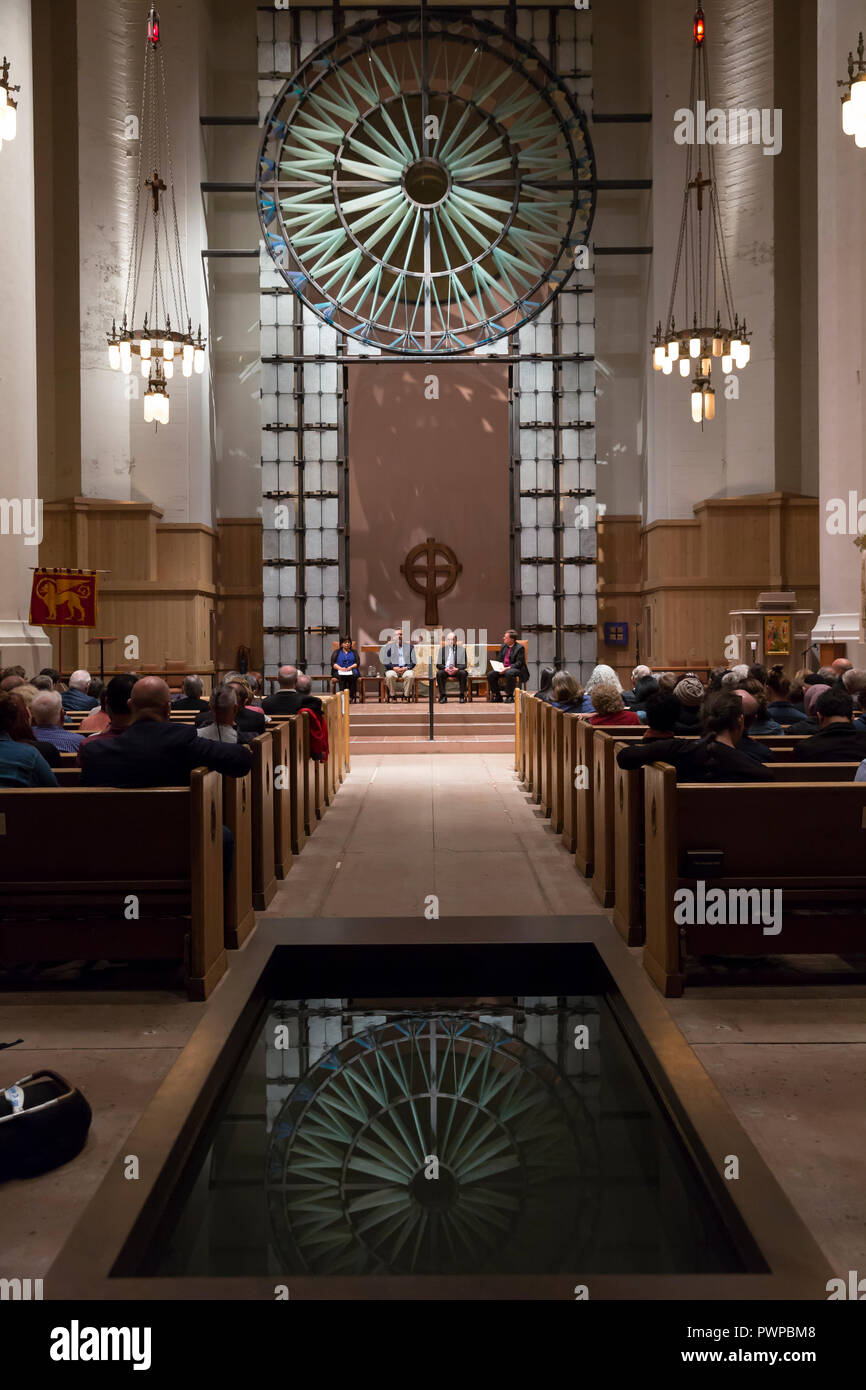 Seattle, Washington DC, Stati Uniti d'America. 17 ott 2018. A destra il Rev. Greg Rickel (r), il Vescovo della diocesi episcopale di Olympia, modera un panel di discussione con (l a r) Estela Ortega, Direttore Esecutivo di El Centro de la Raza; Marcos Martinez, direttore esecutivo della Casa Latina e Michael Ramos, Direttore esecutivo del consiglio della chiesa di maggiore di Seattle. Il pannello è stato organizzato come parte di una discussione sullo stato attuale immigrazione "Riforma dell immigrazione in stato di Washington" con il Procuratore Generale Bob Ferguson. Credito: Paolo Christian Gordon/Alamy Live News Foto Stock