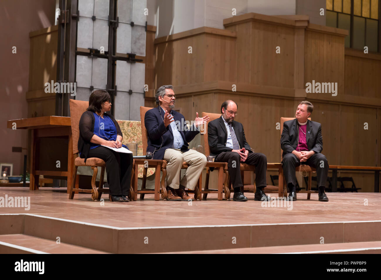 Seattle, Washington DC, Stati Uniti d'America. 17 ott 2018. A destra il Rev. Greg Rickel (r), il Vescovo della diocesi episcopale di Olympia, modera un panel di discussione con (l a r) Estela Ortega, Direttore Esecutivo di El Centro de la Raza; Marcos Martinez, direttore esecutivo della Casa Latina e Michael Ramos, Direttore esecutivo del consiglio della chiesa di maggiore di Seattle. Il pannello è stato organizzato come parte di una discussione sullo stato attuale immigrazione "Riforma dell immigrazione in stato di Washington" con il Procuratore Generale Bob Ferguson. Credito: Paolo Christian Gordon/Alamy Live News Foto Stock