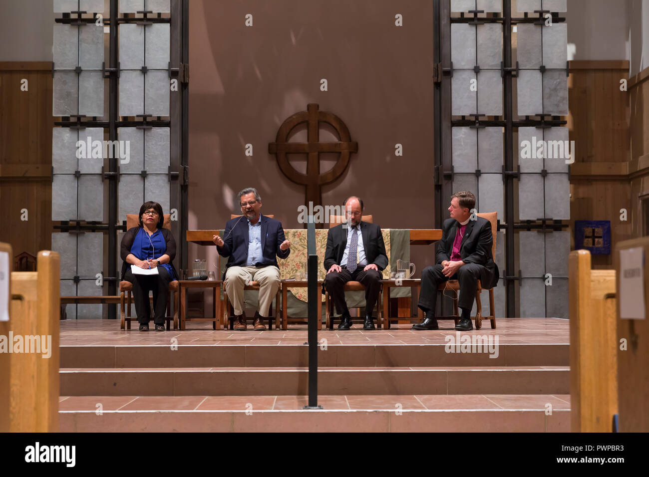 Seattle, Washington DC, Stati Uniti d'America. 17 ott 2018. A destra il Rev. Greg Rickel (r), il Vescovo della diocesi episcopale di Olympia, modera un panel di discussione con (l a r) Estela Ortega, Direttore Esecutivo di El Centro de la Raza; Marcos Martinez, direttore esecutivo della Casa Latina e Michael Ramos, Direttore esecutivo del consiglio della chiesa di maggiore di Seattle. Il pannello è stato organizzato come parte di una discussione sullo stato attuale immigrazione "Riforma dell immigrazione in stato di Washington" con il Procuratore Generale Bob Ferguson. Credito: Paolo Christian Gordon/Alamy Live News Foto Stock