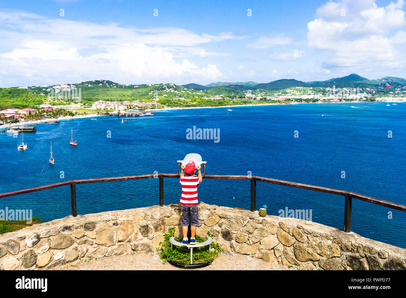 Un ragazzo guardando i Rodney Bay da Pigeon Island National Park, Sainte-Lucia, West Indies Foto Stock