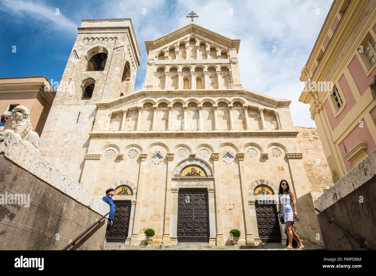 Cattedrale cattolica romana di Cagliari, Sardegna, Italia, dedicata alla Vergine Maria e a Santa Cecilia. Facciata neo-romanesca Foto Stock