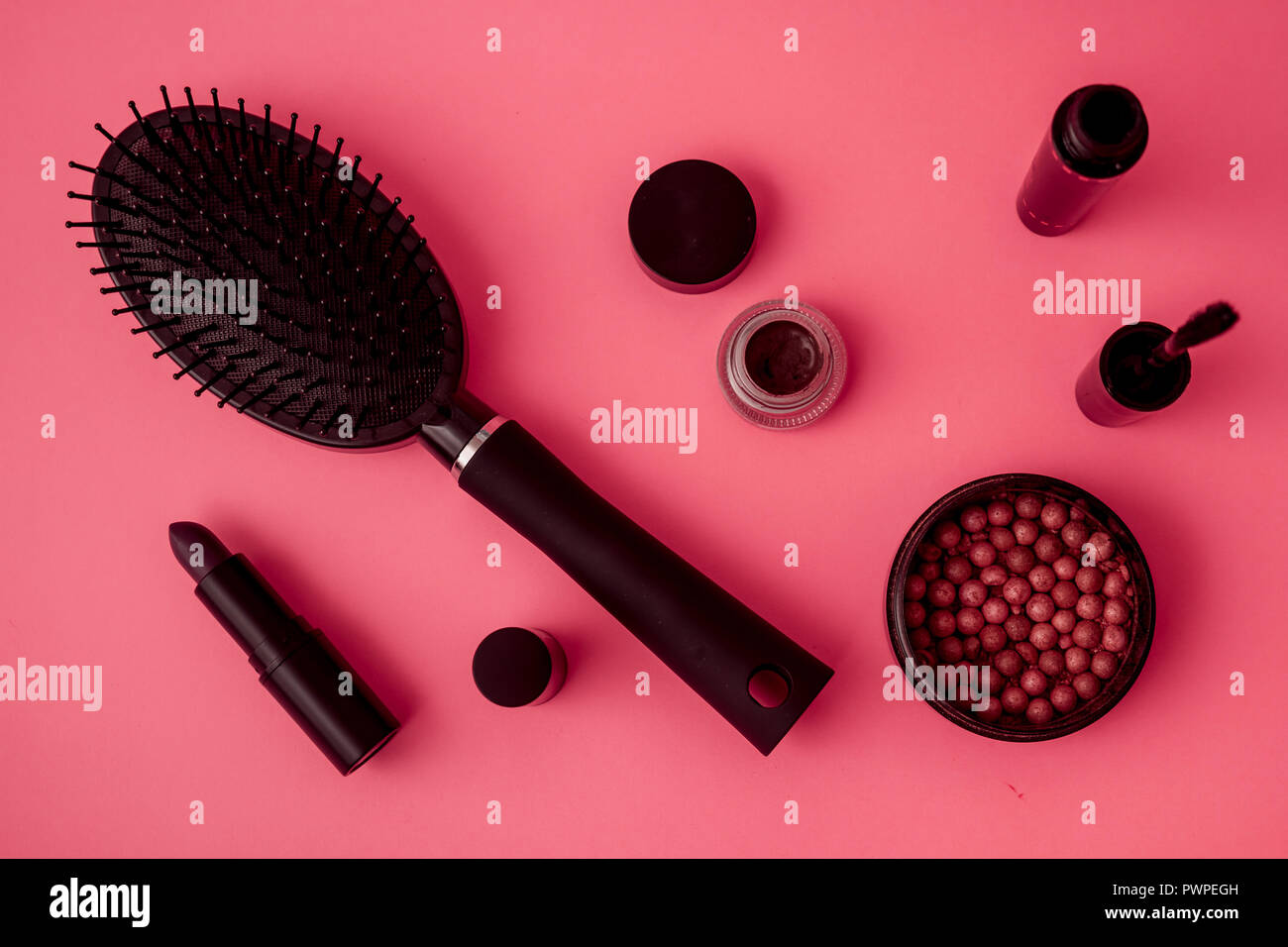 Specchio insieme con mascara, spazzola per capelli, rossetto e blusher Foto Stock