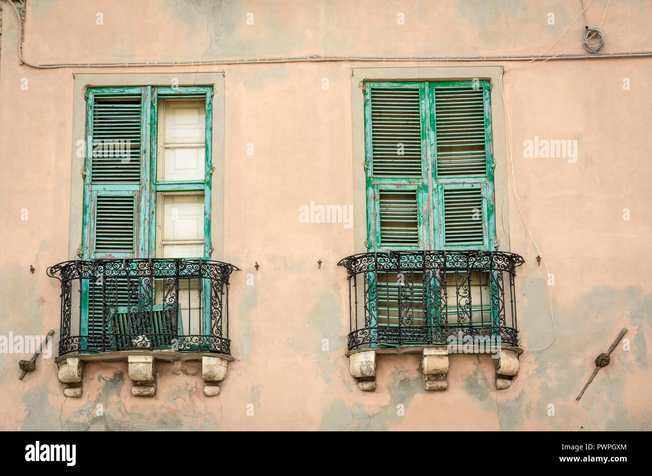 Tipiche di windows e un colorato a parete di un edificio storico nel centro storico della città di Cagliari, Sardegna, Italia Foto Stock