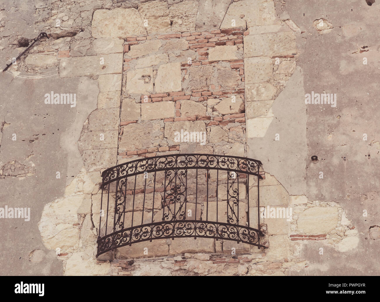 Finestra murata con ferro battuto balcone della vecchia casa nel quartiere del castello del centro storico di Cagliari, Sardegna, Italia Foto Stock