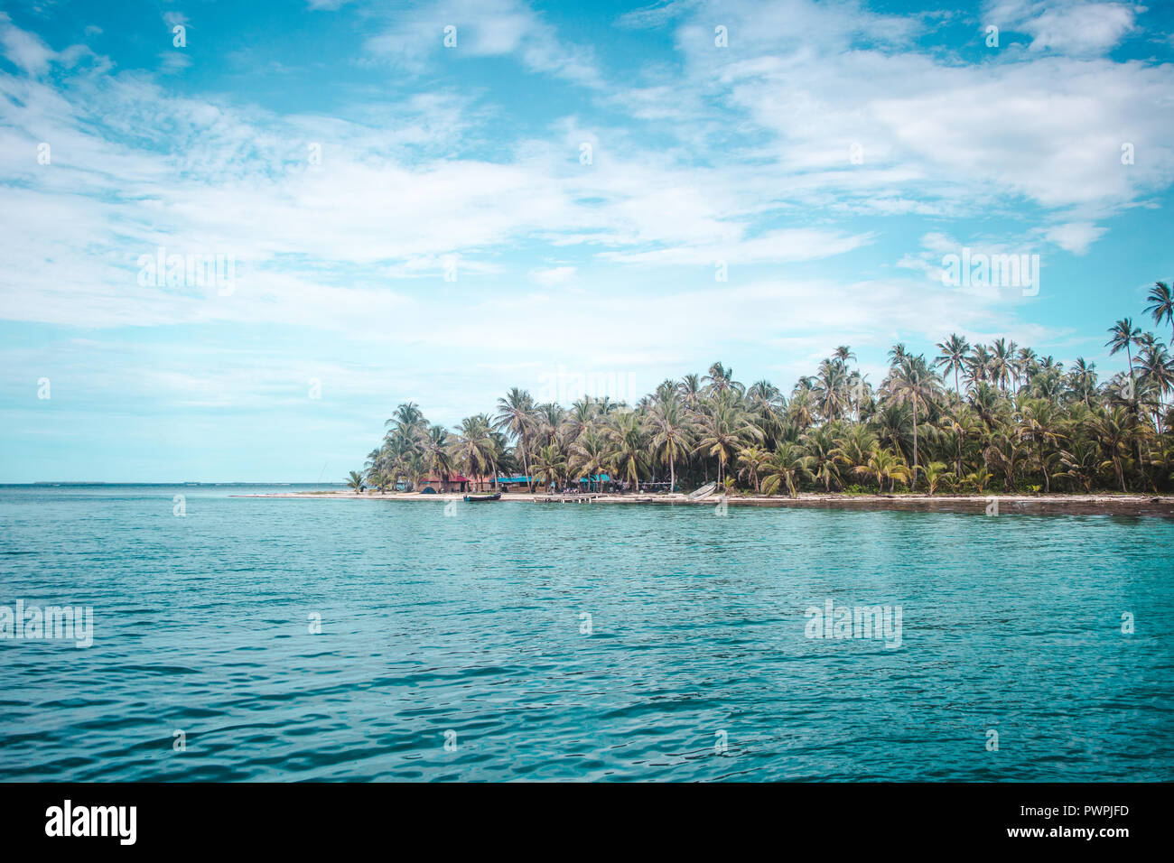 Acque turchesi attorno al tropical San Blas isole al largo della costa caraibica del Panama Foto Stock