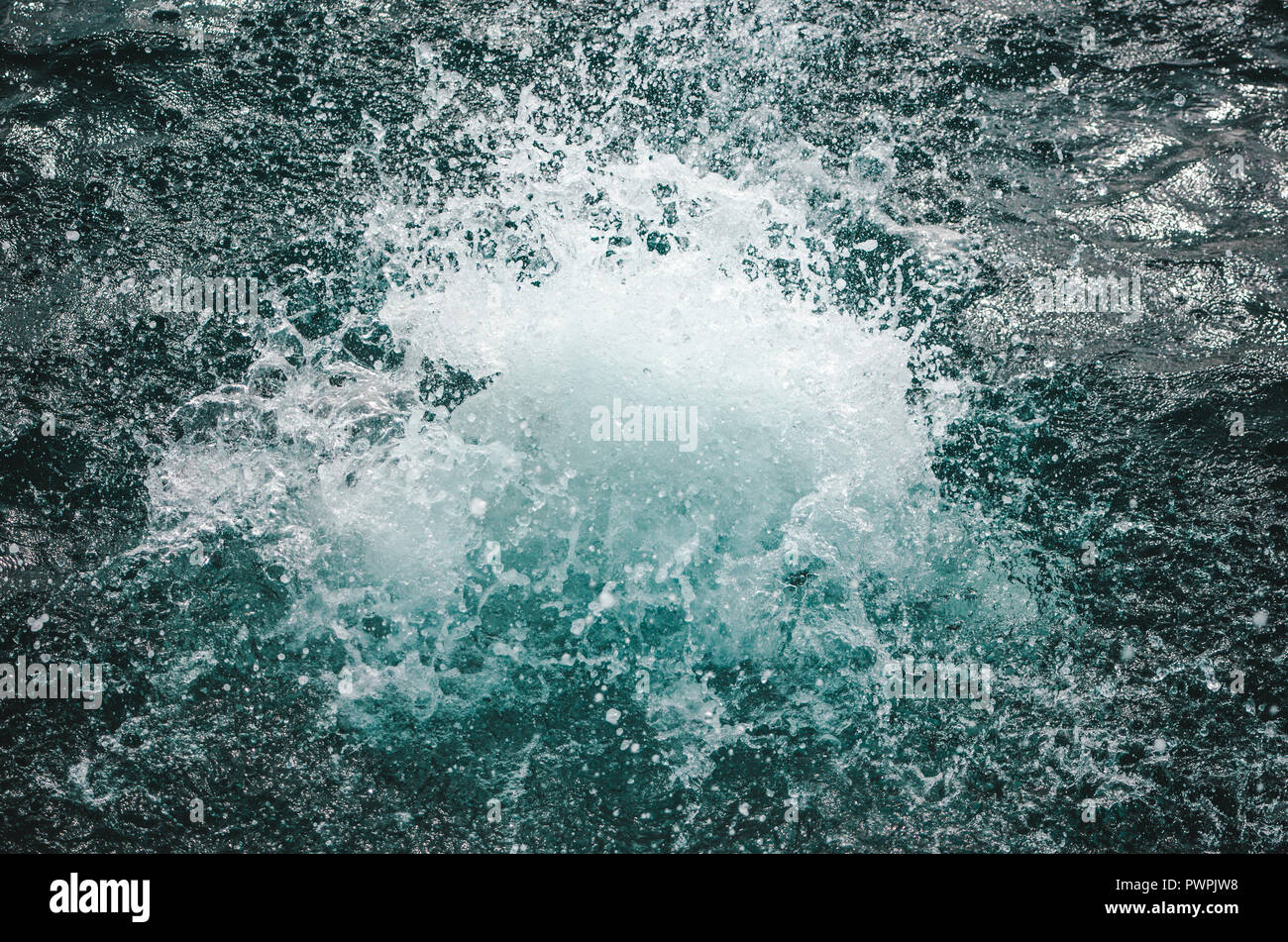 Splash come persona salti in acque turchesi del Mar dei Caraibi Foto Stock