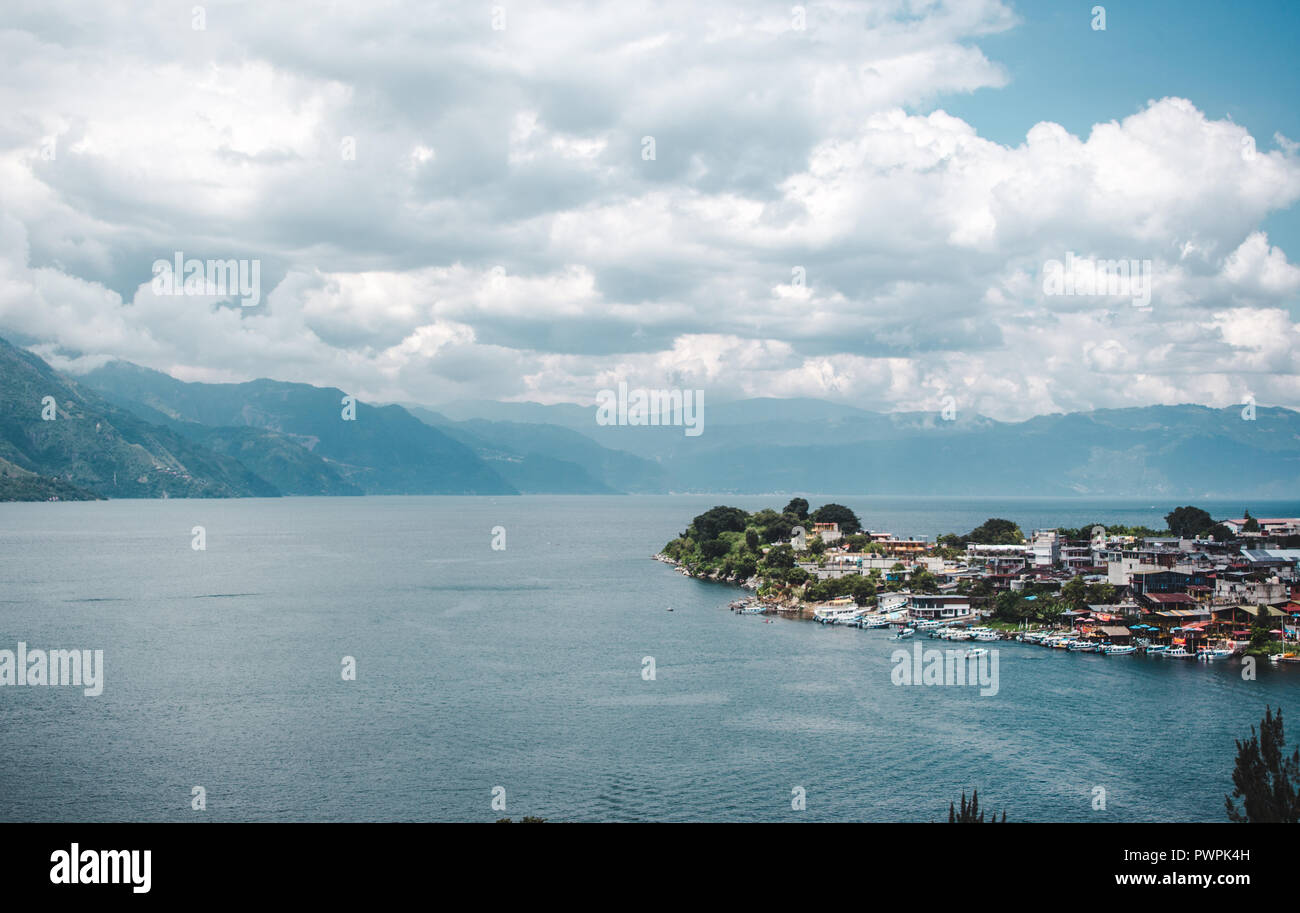 Vista della punta del lago città turistica di San Pedro La Laguna, noto come la destinazione di parte del lago Atitlán, Guatemala Foto Stock