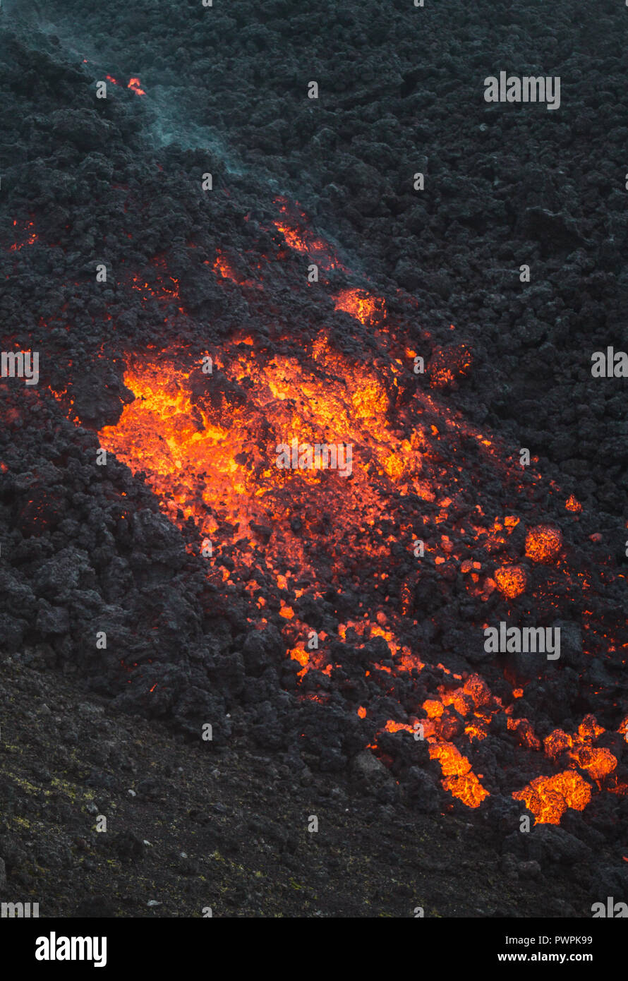 Red Hot roccia vulcanica rotola giù il lato dell'attivo vulcano Pacaya, Guatemala Foto Stock