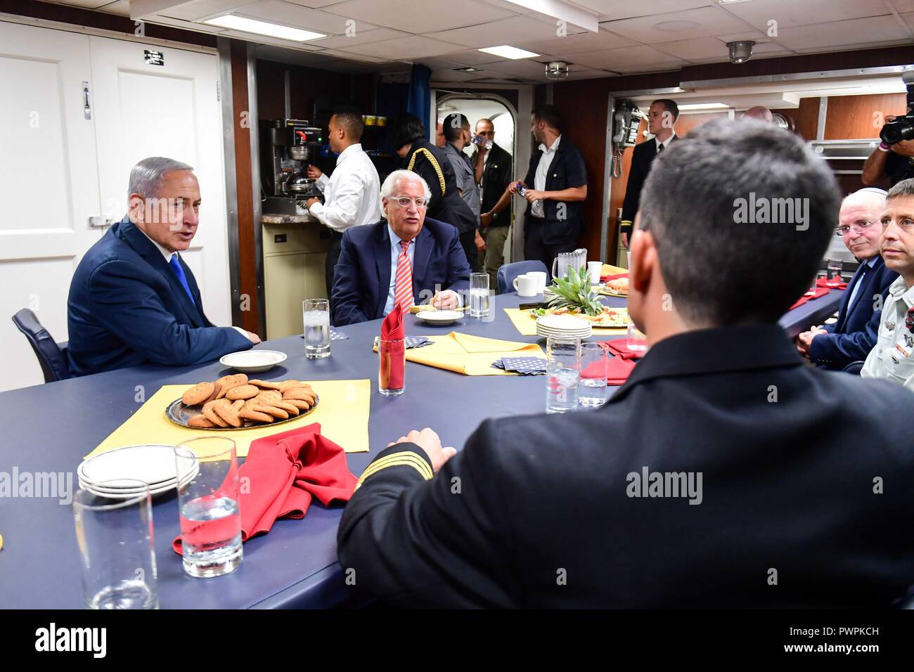 Il Primo Ministro israeliano Benjamin Netanyahu, sinistra, U.S. Ambasciatore di Israele, David Friedman, centro e U.S. Navy Cmdr. David Coles, comandante tenere una discussione a bordo del Arleigh Burke-class guidato-missile destroyer USS Ross durante una visita porta Ottobre 11, 2018 in Ashdod, Israele. Foto Stock