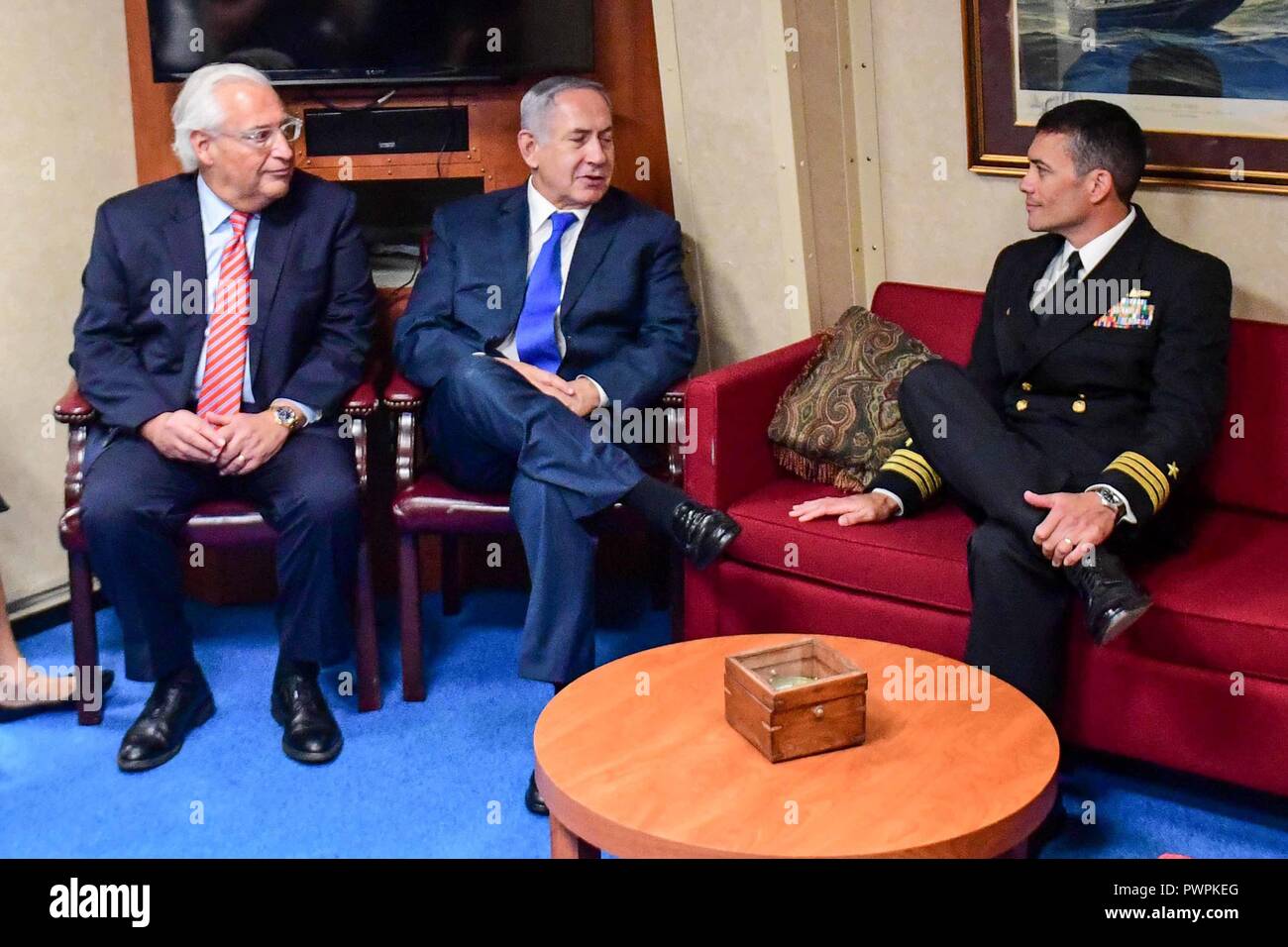 Il Primo Ministro israeliano Benjamin Netanyahu, centro, U.S. Ambasciatore di Israele, David Friedman, a sinistra, E DEGLI STATI UNITI Navy Cmdr. David Coles, comandante tenere una discussione a bordo del Arleigh Burke-class guidato-missile destroyer USS Ross durante una visita porta Ottobre 11, 2018 in Ashdod, Israele. Foto Stock