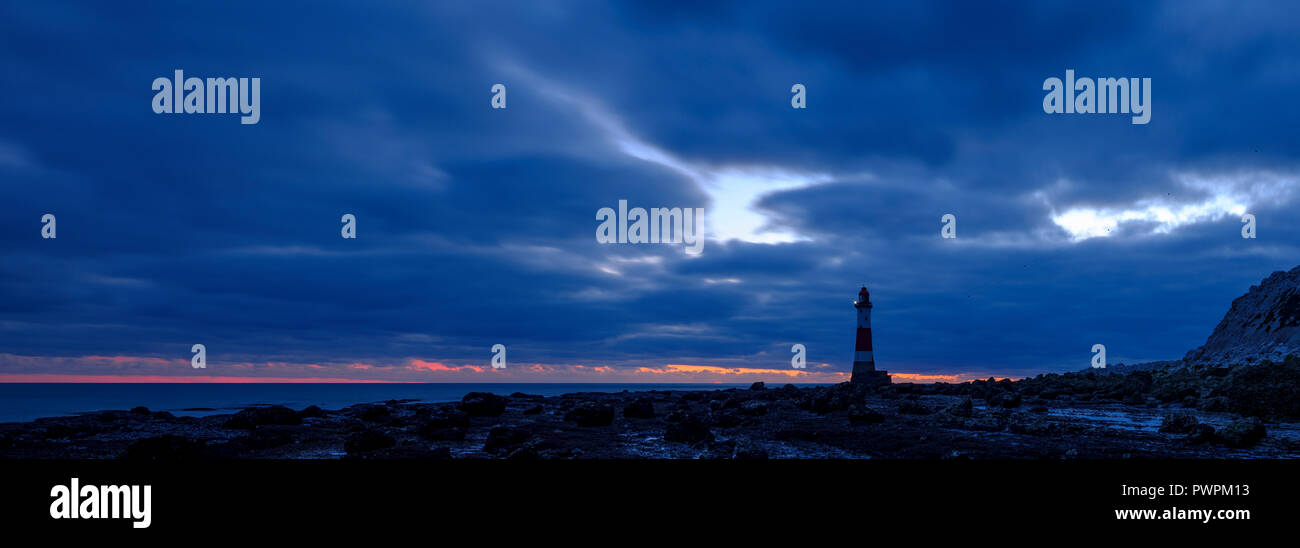 Beachy Head Lighthouse al tramonto nel blu ora - cucito panorama elaborati con HDR - East Sussex, Regno Unito Foto Stock