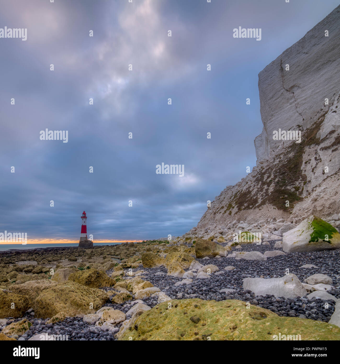 Beachy Head luce da una bassa vantage point - un panorama cucita immagine con elaborazione HDR - East Sussex, Regno Unito Foto Stock