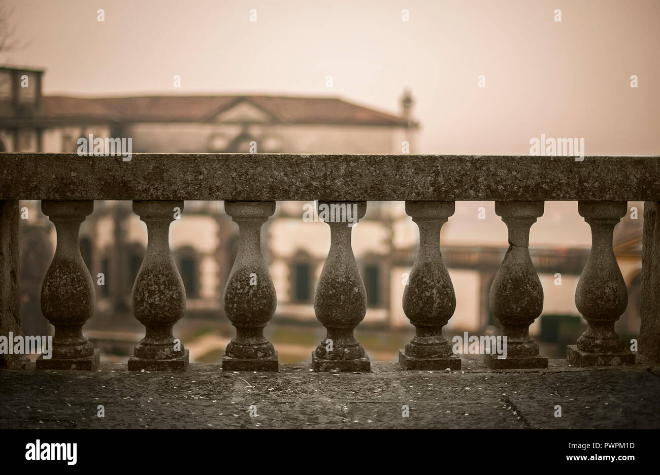 Una ringhiera in calcestruzzo di un italiano tipico edificio storico. Un grande simbolo degli ostacoli della vita: ogni ostacolo può essere superato se la fortezza è Foto Stock