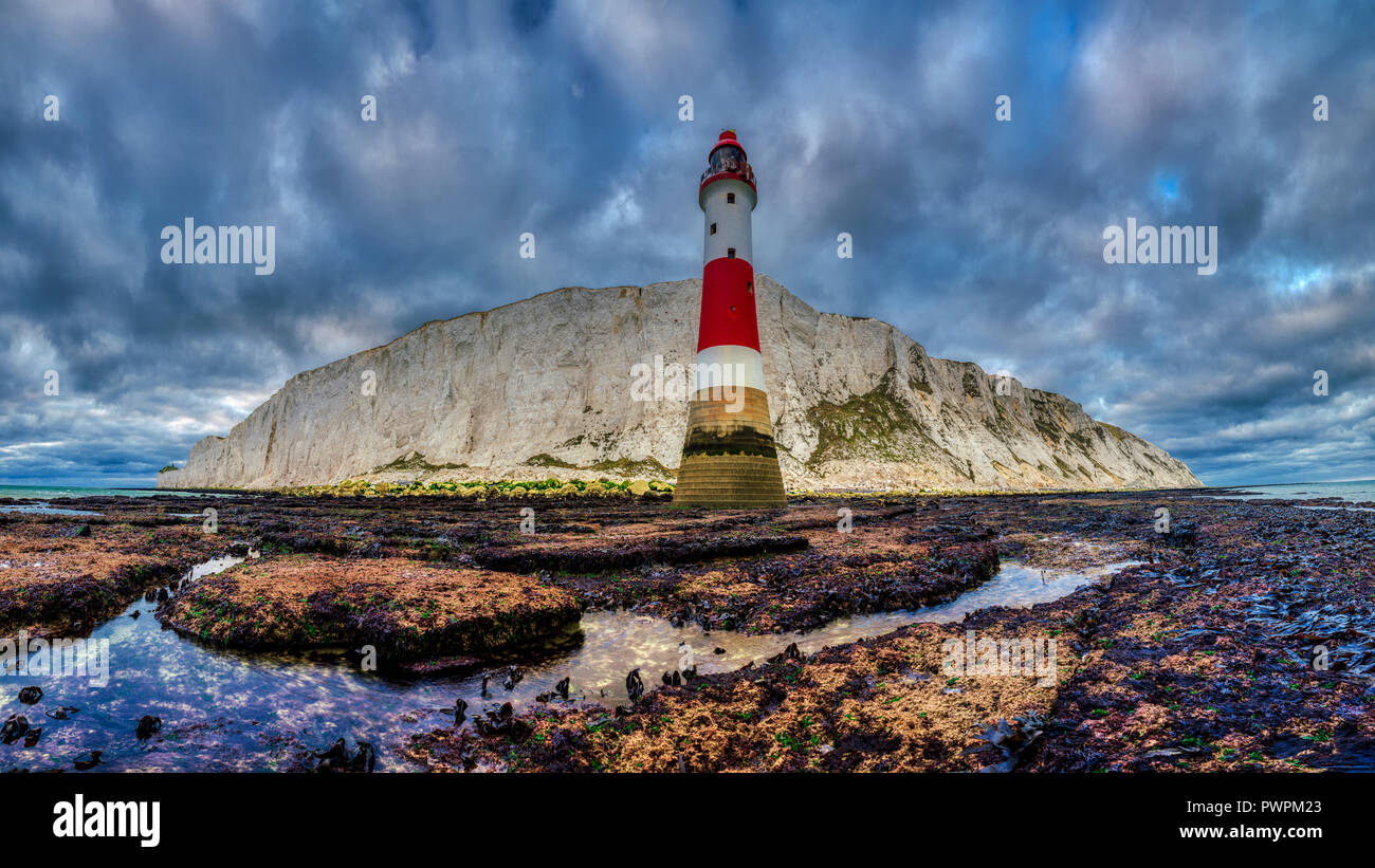 Cerca fino a Beachy Head luce e cliff - un panorama cucita elaborati con tecnologia HDR - presa da sotto la casa di luce a Beachy Head, Est Foto Stock