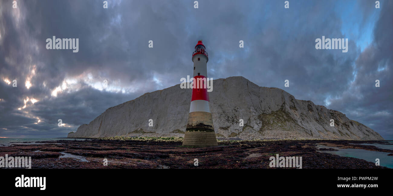 Cerca fino a Beachy Head luce e cliff - cucito un panorama ripreso da sotto la casa di luce a Beachy Head, East Sussex, Regno Unito Foto Stock