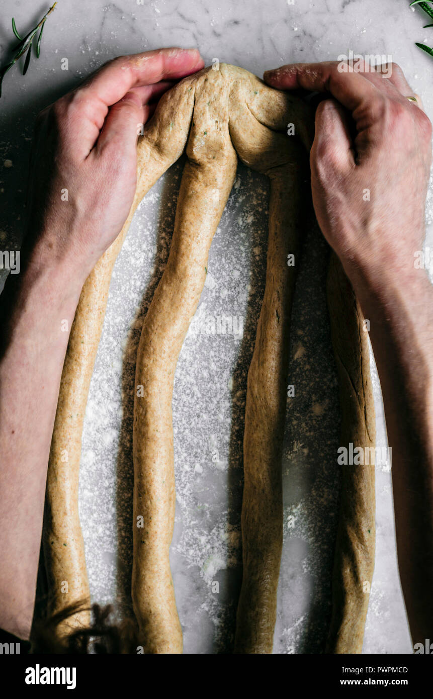 Rosmarino, aglio e olio di oliva in treccia di pane di segale Foto Stock
